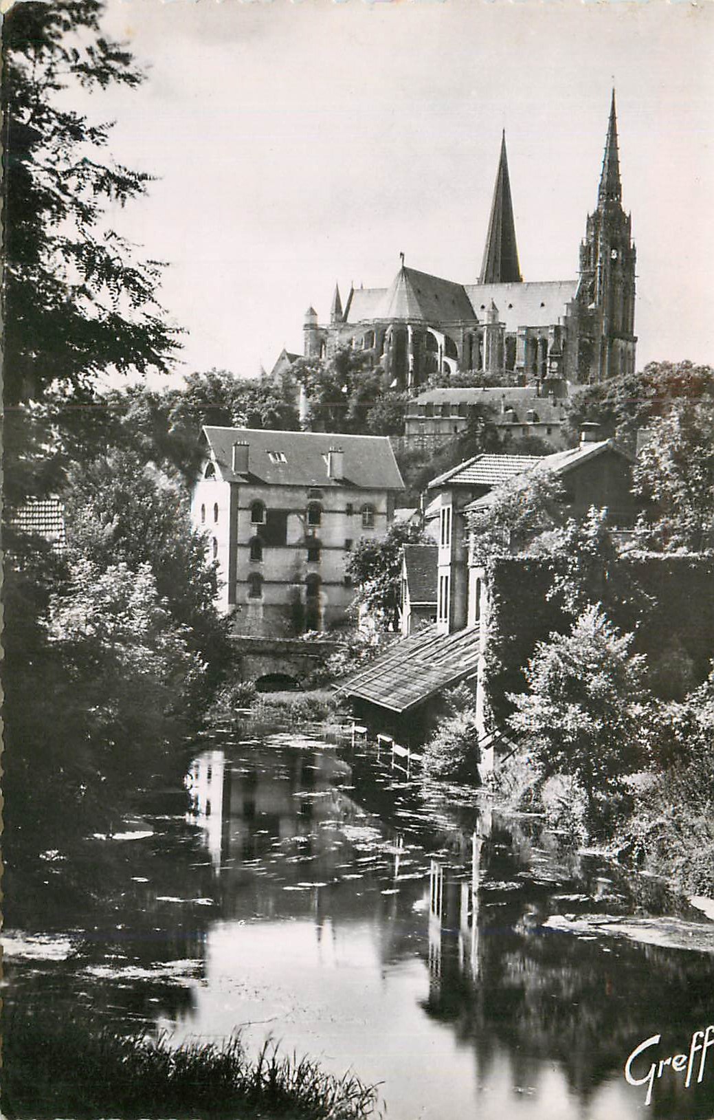 CPM en Beauce Chartres (Eure et Loir) Bords de l'Eure et la Cathedrale