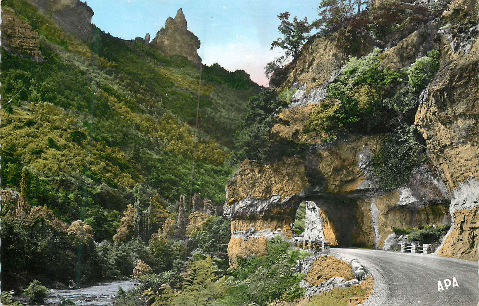 CPM en Parcourant les Gorges du Tarn un des Curieux Aspects de la Route le Rocher de Capluc
