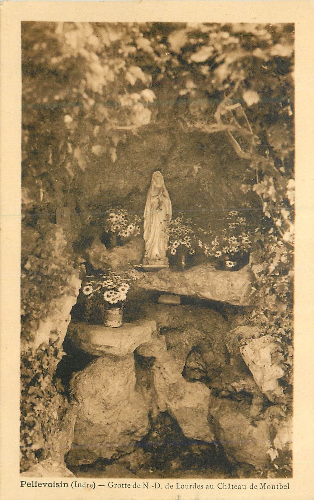 Pellevoisin (Indre) — Grotte de N.-D. de Lourdes au Château de Montbel