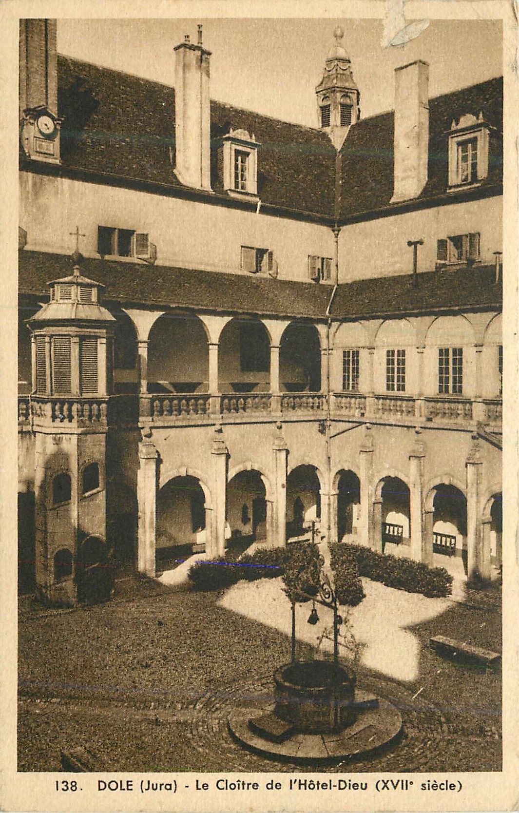 CPA Dole (Jura) le Cloitre de l'Hotel Dieu (XVIIe siecle)