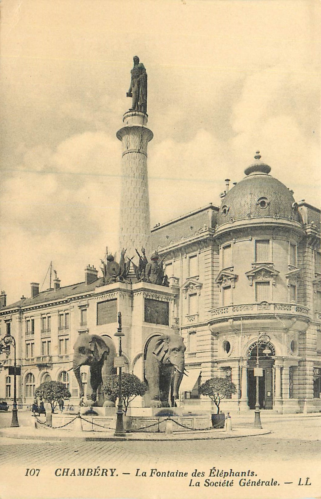CPA Chambery la Fontaine des Elephants la Societe Generale