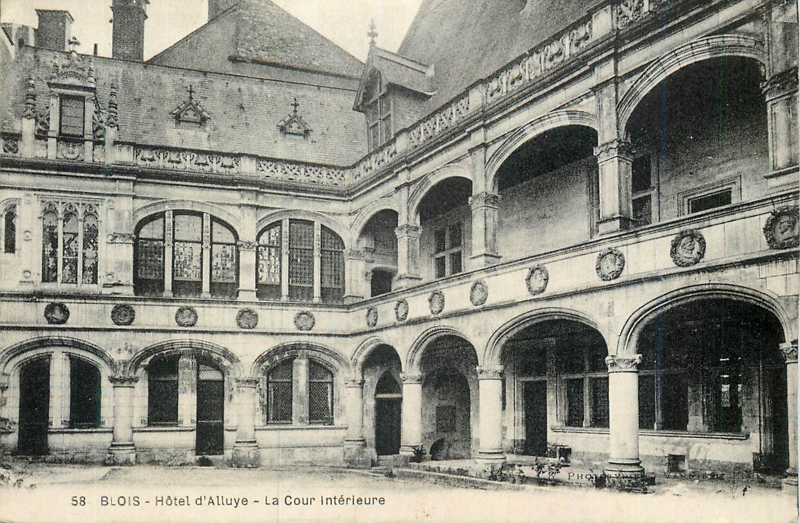 CPA Blois Hotel d'Alluye la Cour Interieure