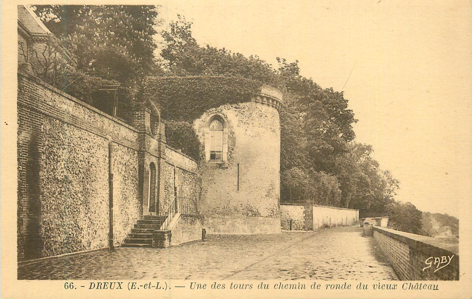 CPA Dreux une des tours du Chemin de Ronde du Vieux Chateau