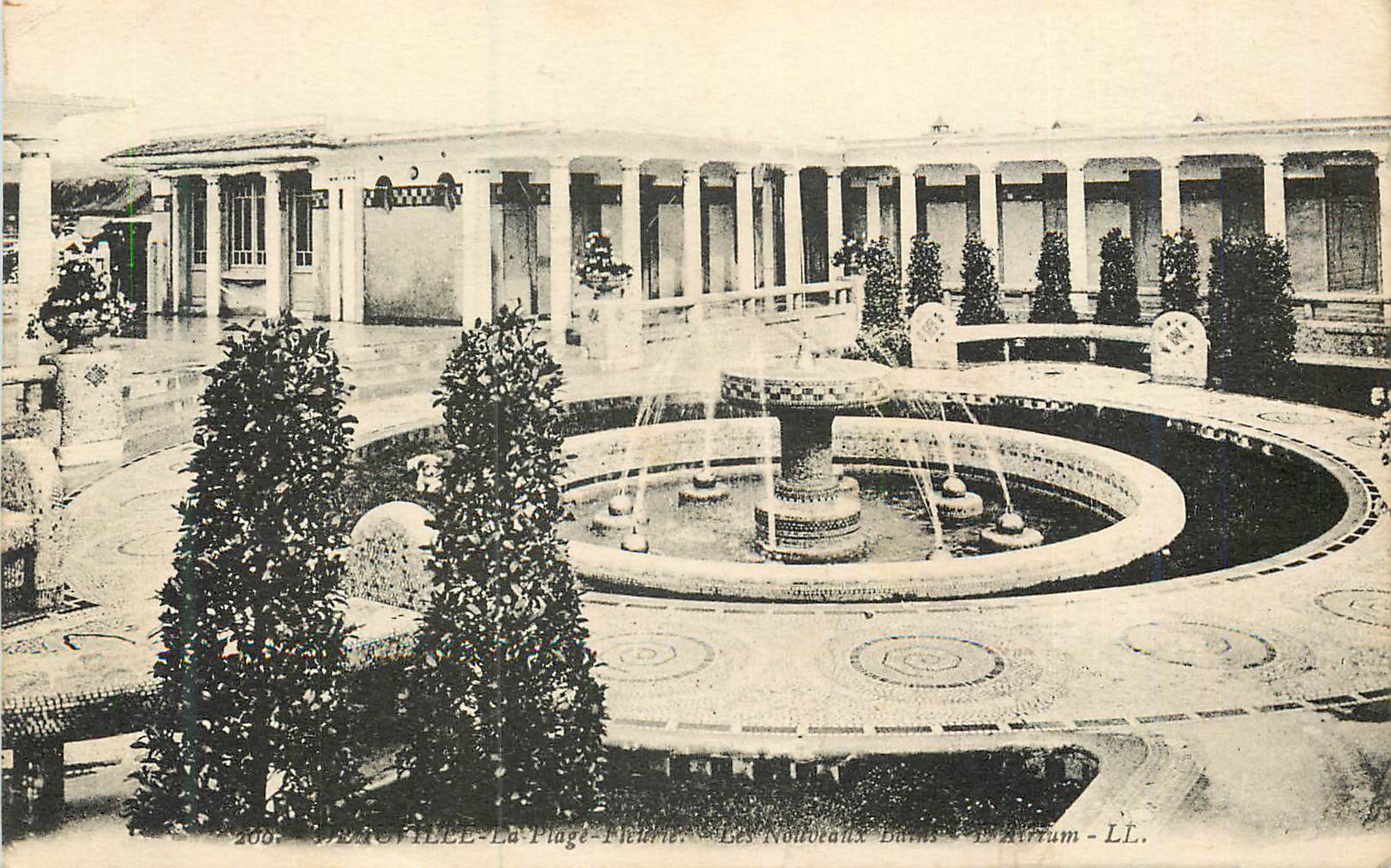CPA Deauville La plage fleurie Les nouveaux bains L'atrium