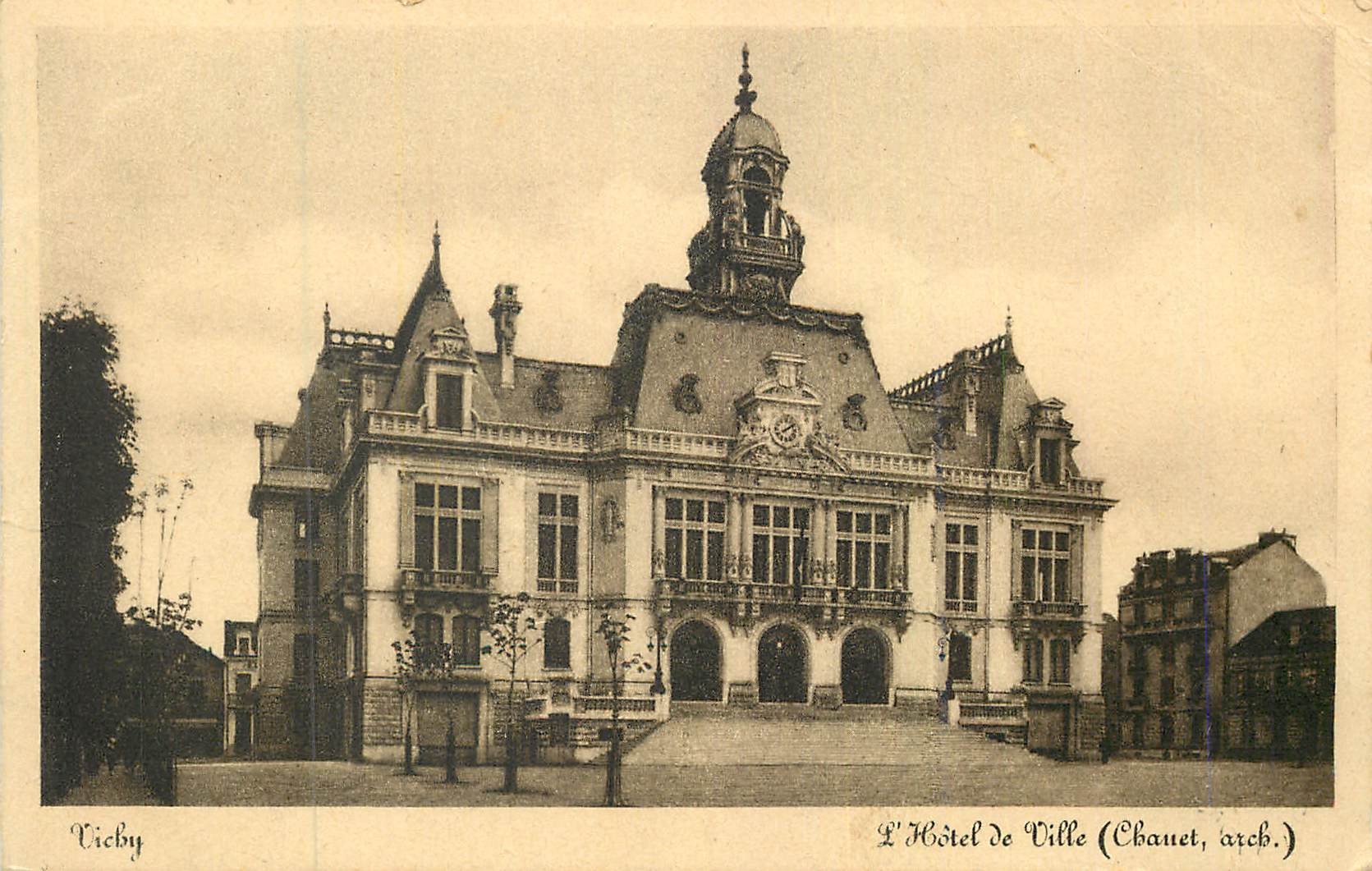 CPA Vichy L'Hotel de Ville (Chanet Arch)