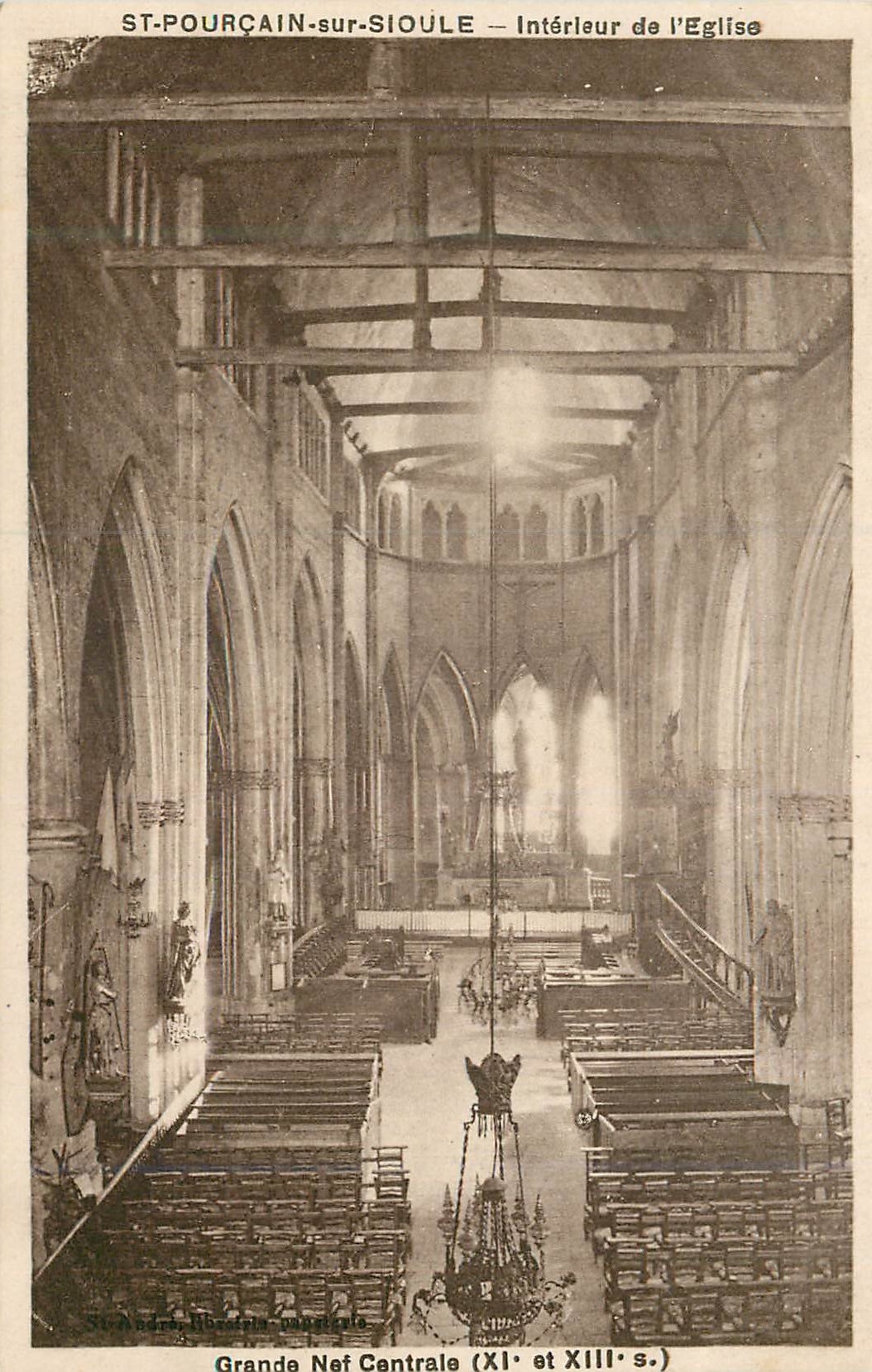 CPA St Pourcain sur Sioule Interieur de l'Eglise Grande Nef Centrale (XIe et XIIIe S)