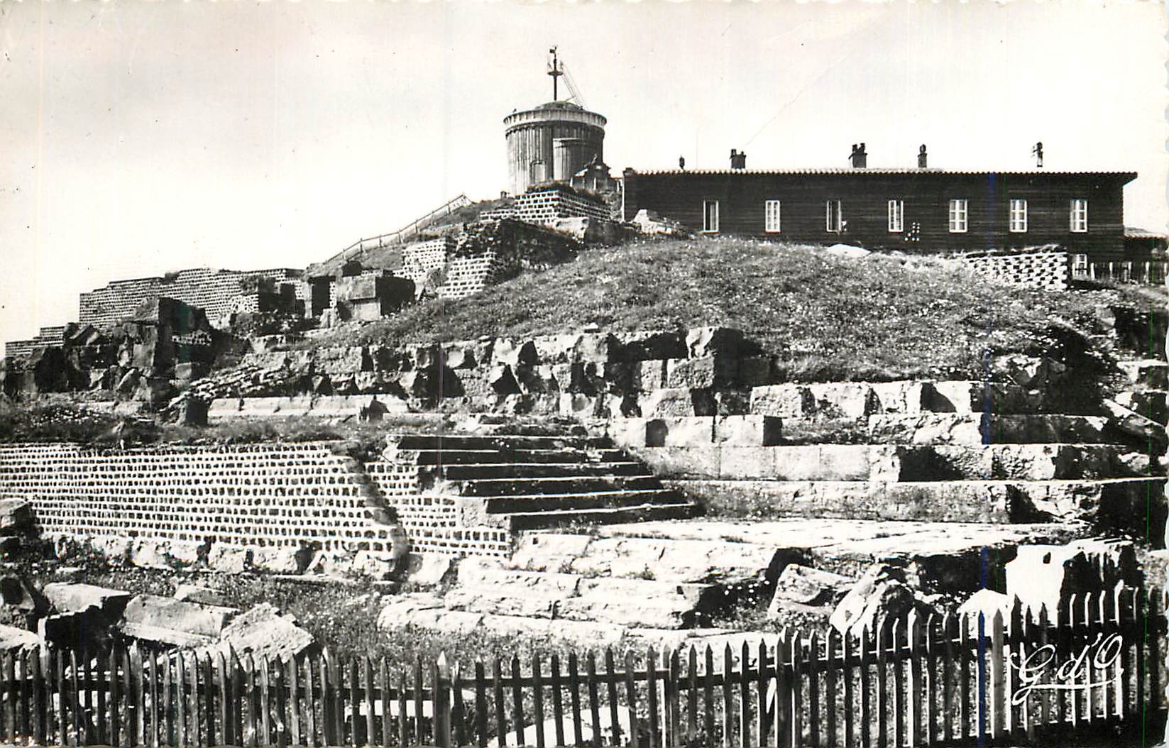 Ruinen des Tempels Merkur und Observatorium — Gipfel des Puy-de-Dôme — Auvergne