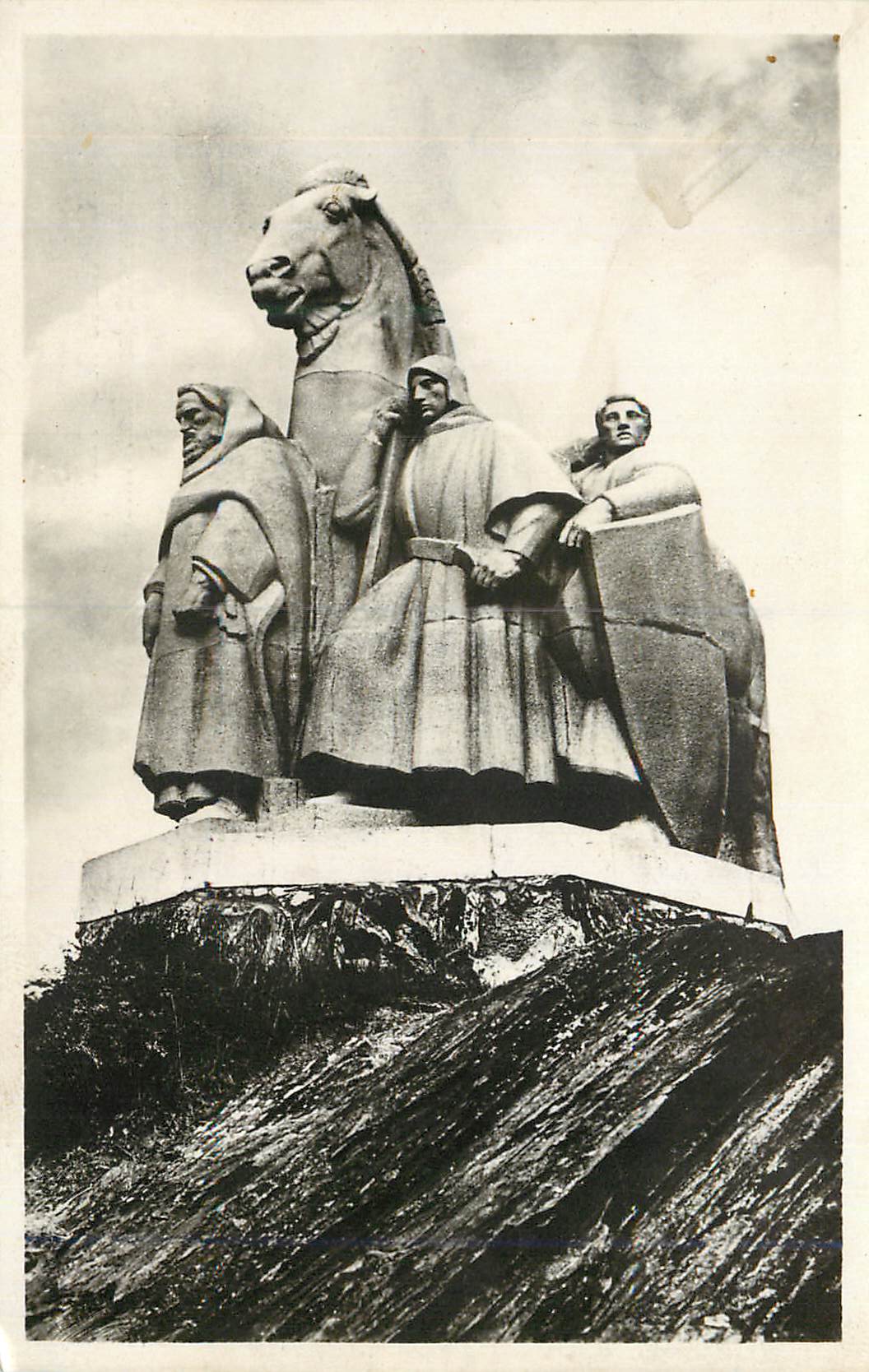 CPM Chateau Regnault Monument des 4 Fils Aymon (A Poncin Sculpteur)