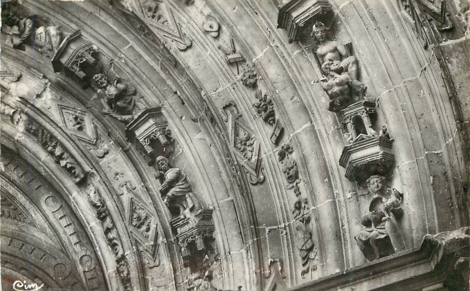 CPM L'Isle Adam(S et O) Sculpture Ancienne du Portail de l'Eglise