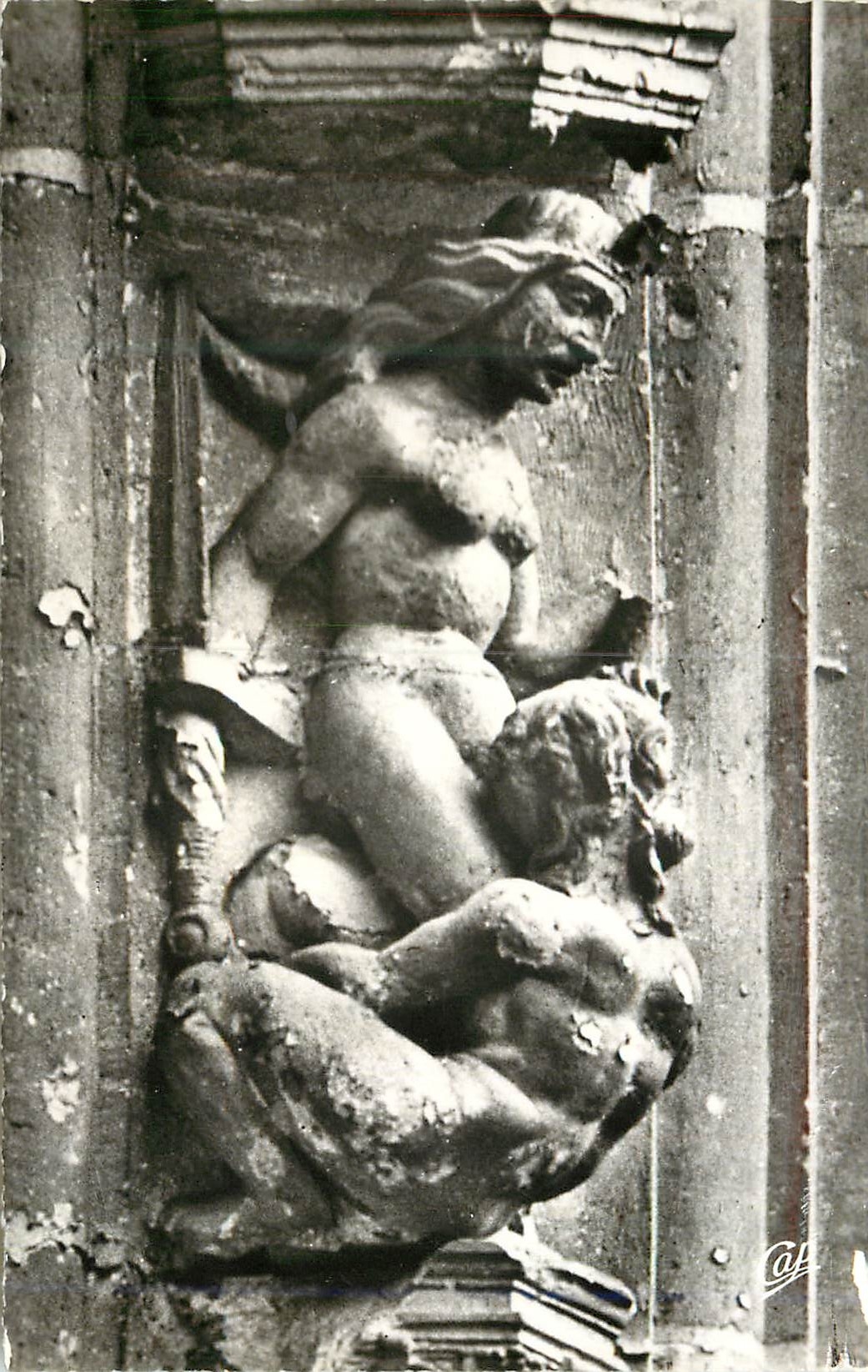 CPM L'Isle Adam Sculpture Ancienne du Portail de l'Eglise
