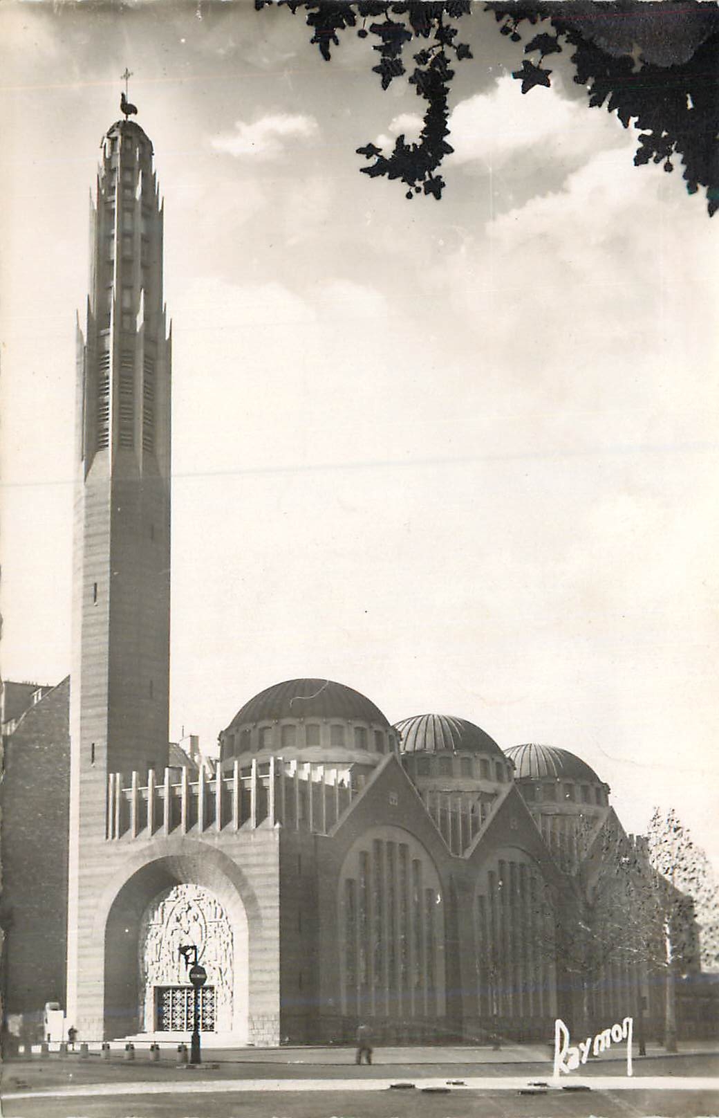 CPM Paris Eglise Sainte Odile Batie par Pierre L'Ermite a la Porte Champerret