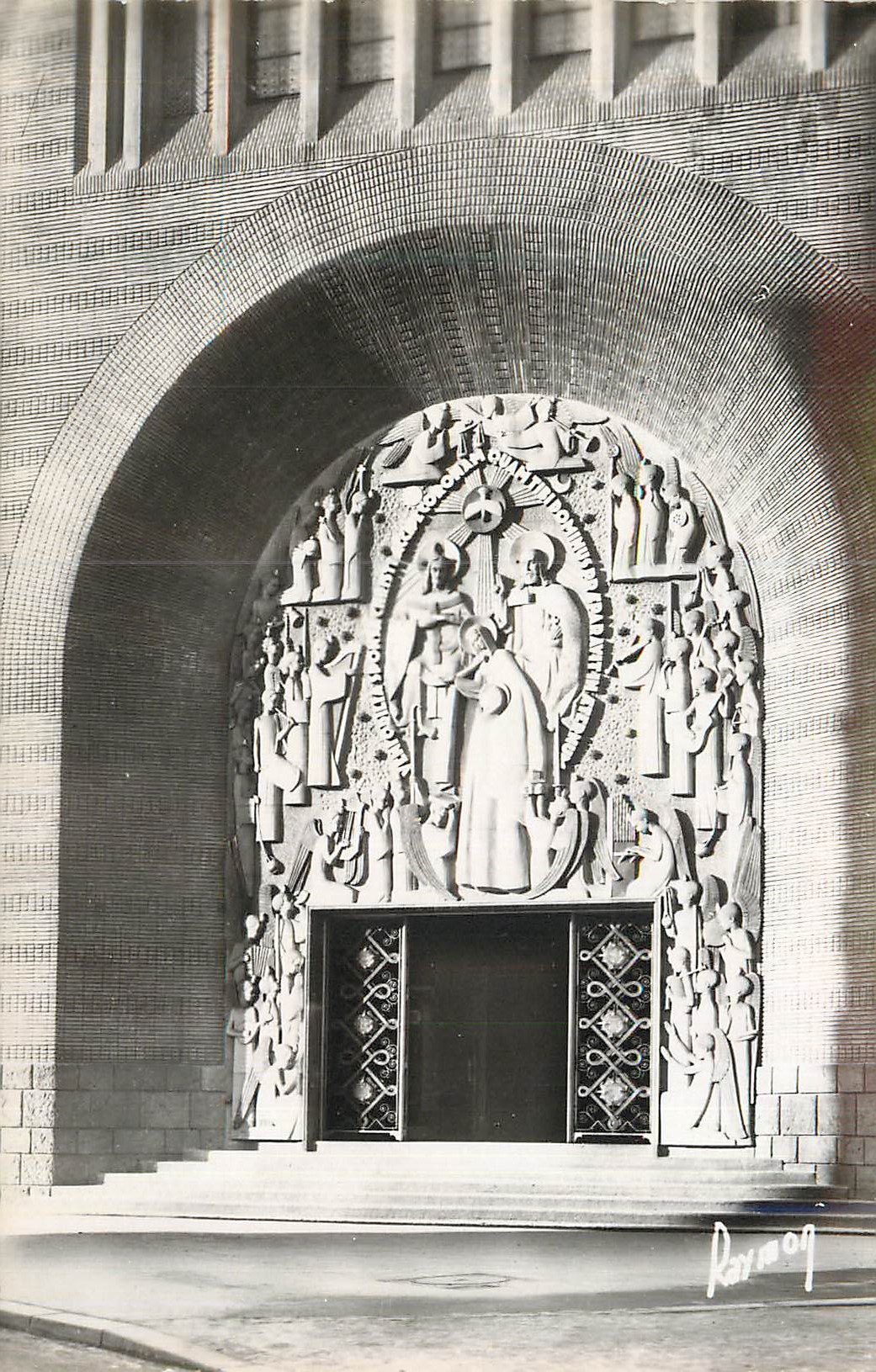 CPM Paris Eglise Sainte Odile Batie par Pierre L'Ermite a la Porte Champerret (A M Roux Colas Sculpt)
