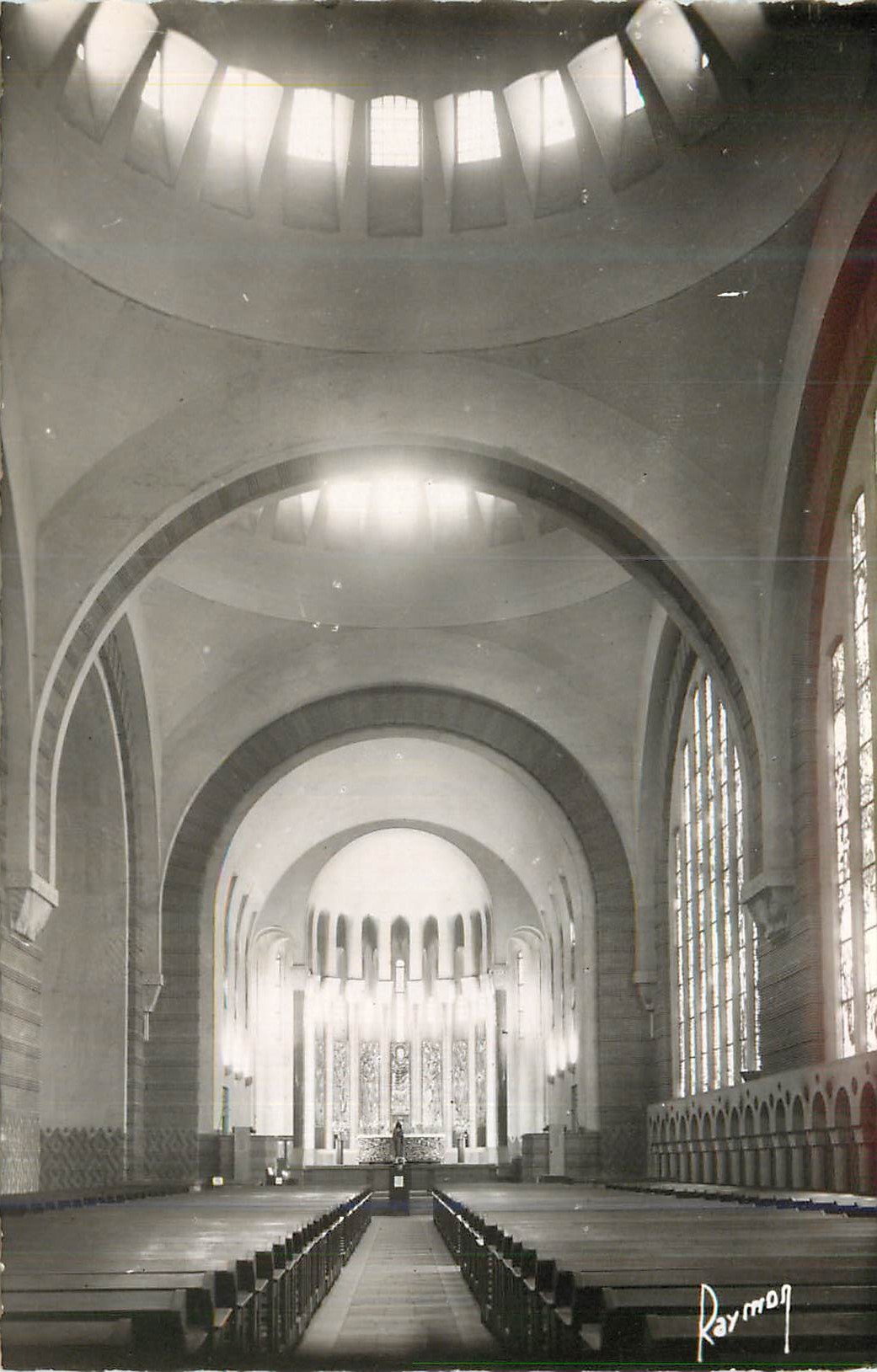 CPM Paris Eglise Sainte Odile Batie par Pierre L'Ermite a la Porte Champerret (Arch J Barge)
