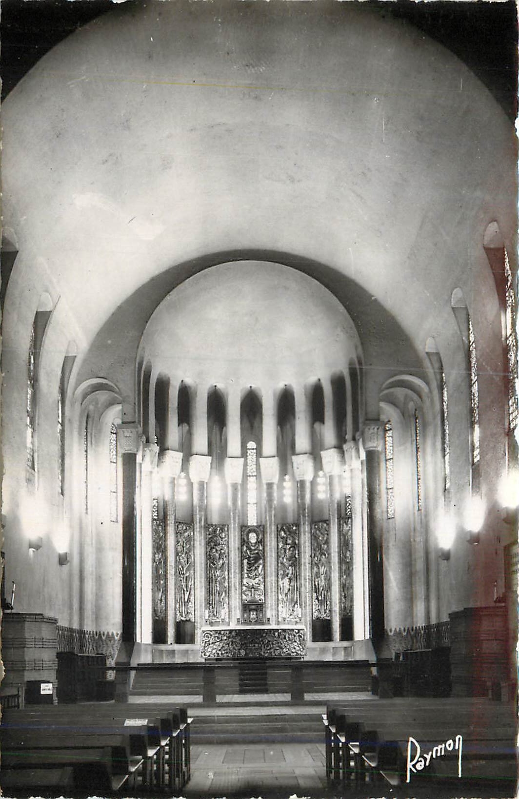 CPM Paris Eglise Sainte Odile Batie par Pierre L'Ermite a la Porte Champerret Le choeur (Arch J Barge)
