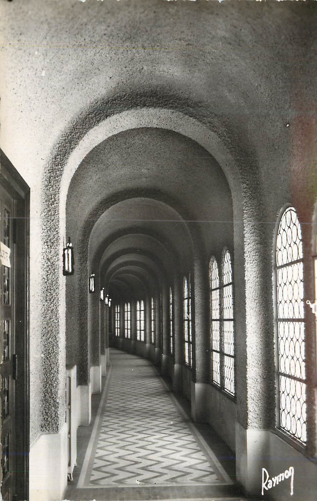 CPM Paris Eglise Sainte Odile Batie par Pierre L'Ermite a la Porte Champerret (Le Cloitre Alsacien arch J Barge)