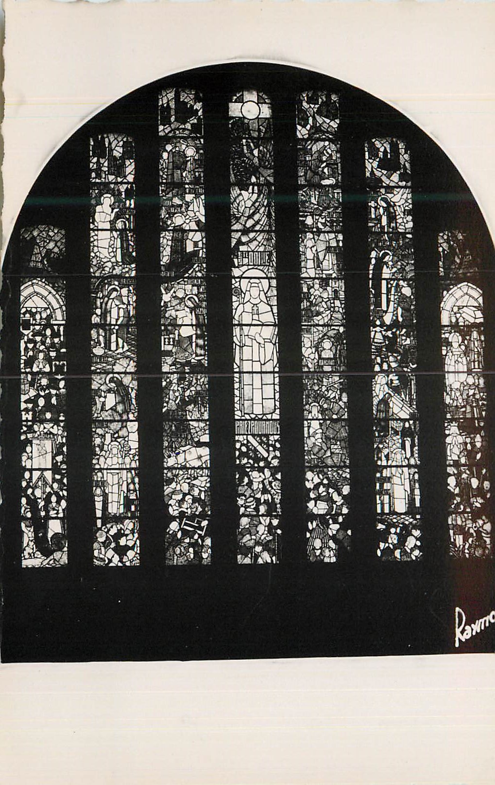 CPM Paris Eglise Sainte Odile Batie par Pierre L'Ermite a la Porte Champerret (Vitrail Central F Decorchemont)