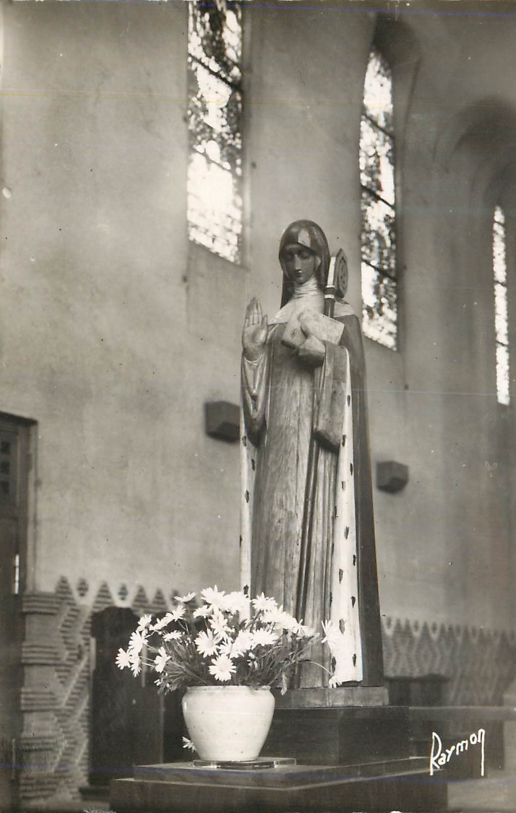 CPM Paris Eglise Sainte Odile Batie par Pierre L'Ermite a la Porte Champerret Statue de Sainte Odile (Bois Sculpte par J