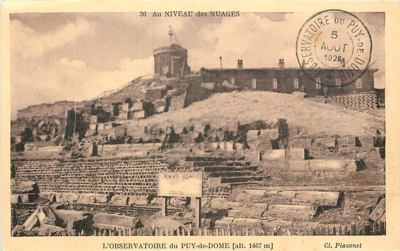 L'OBSERVATOIRE du PUY-de-DOME [alt. 1467 m] — Au NIVEAU des NUAGES — Cl. Plaxanet