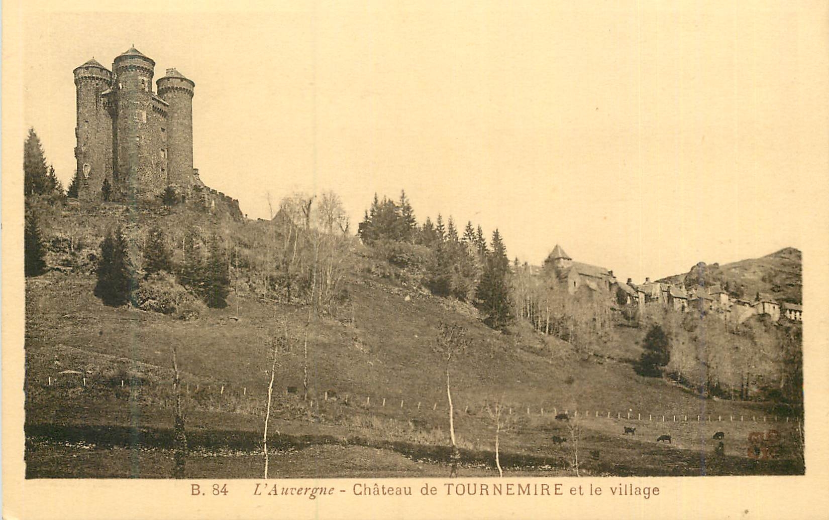 CPA L'Auvergne Chateau de Tournemire et le Village