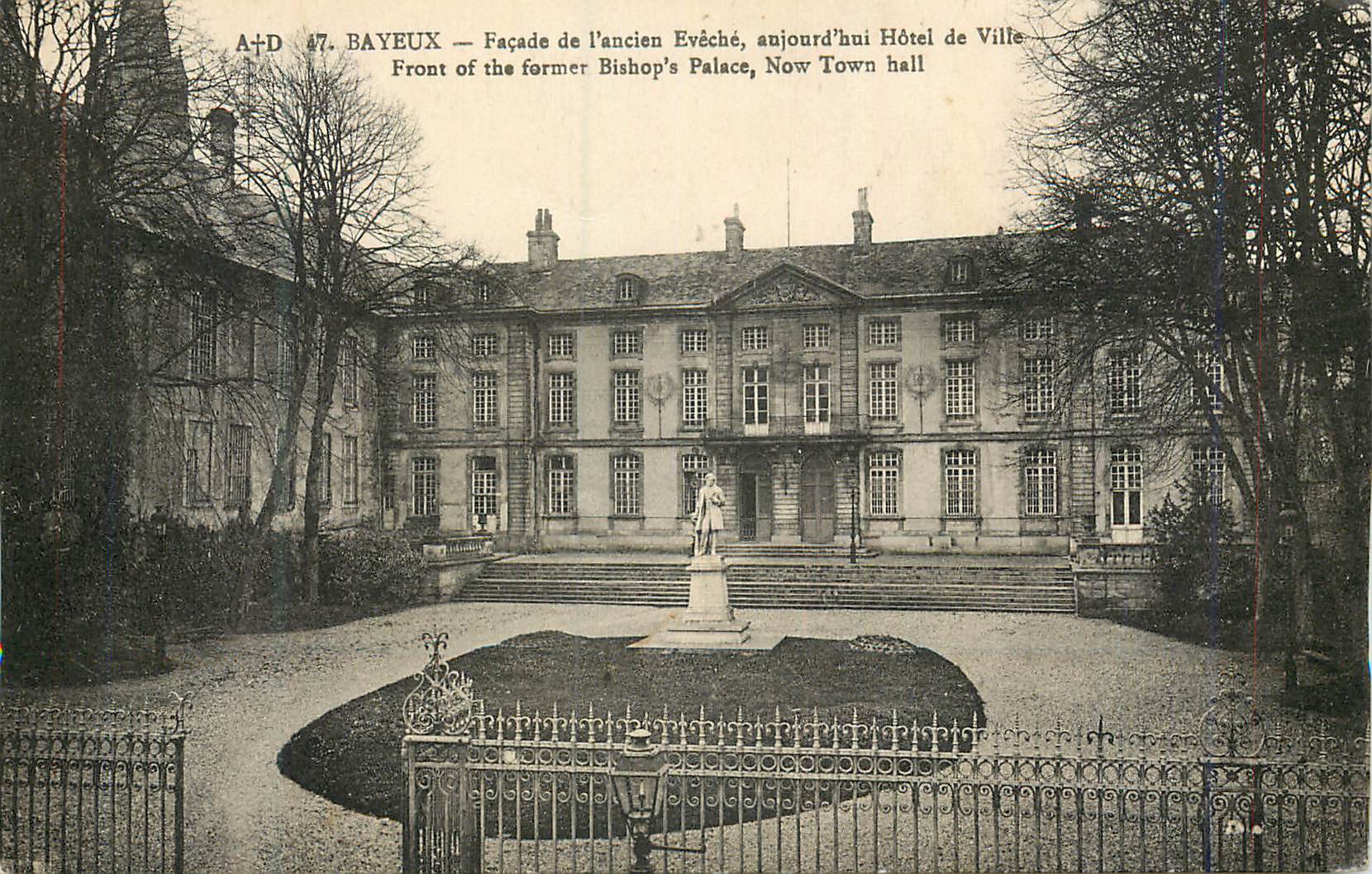 Bayeux — Façade de l'ancien Evêché, aujourd'hui Hôtel de Ville