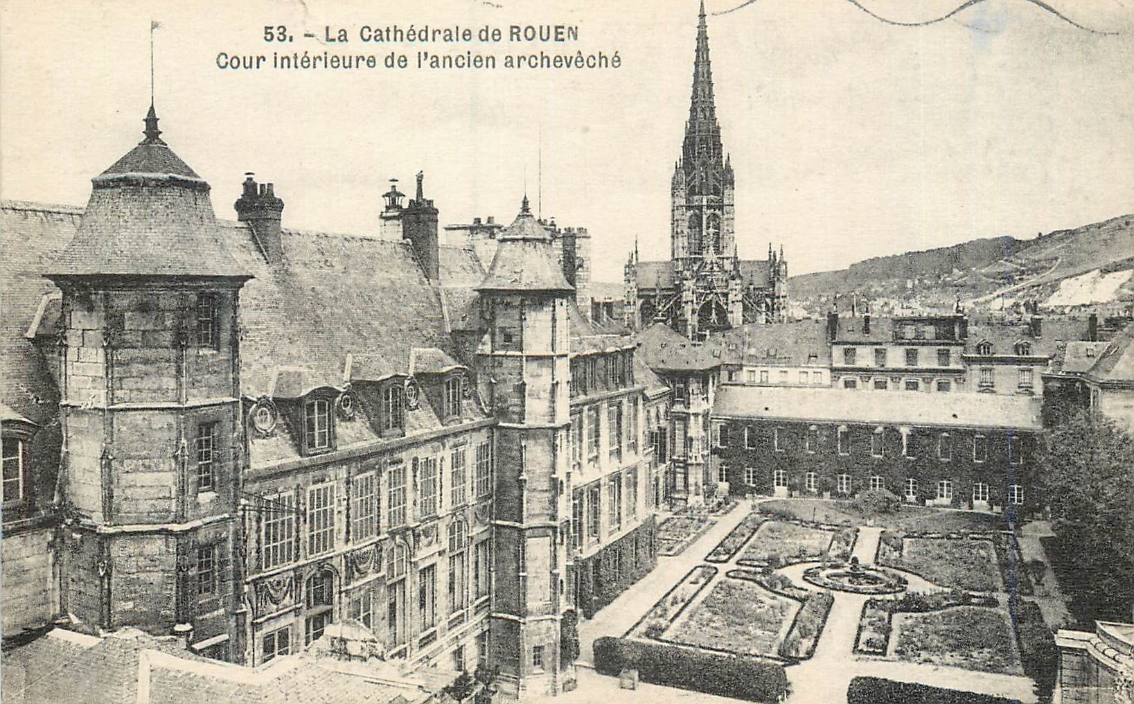 CPA La Cathedrale de Rouen Cour Interieure de l'Ancien Archeveche