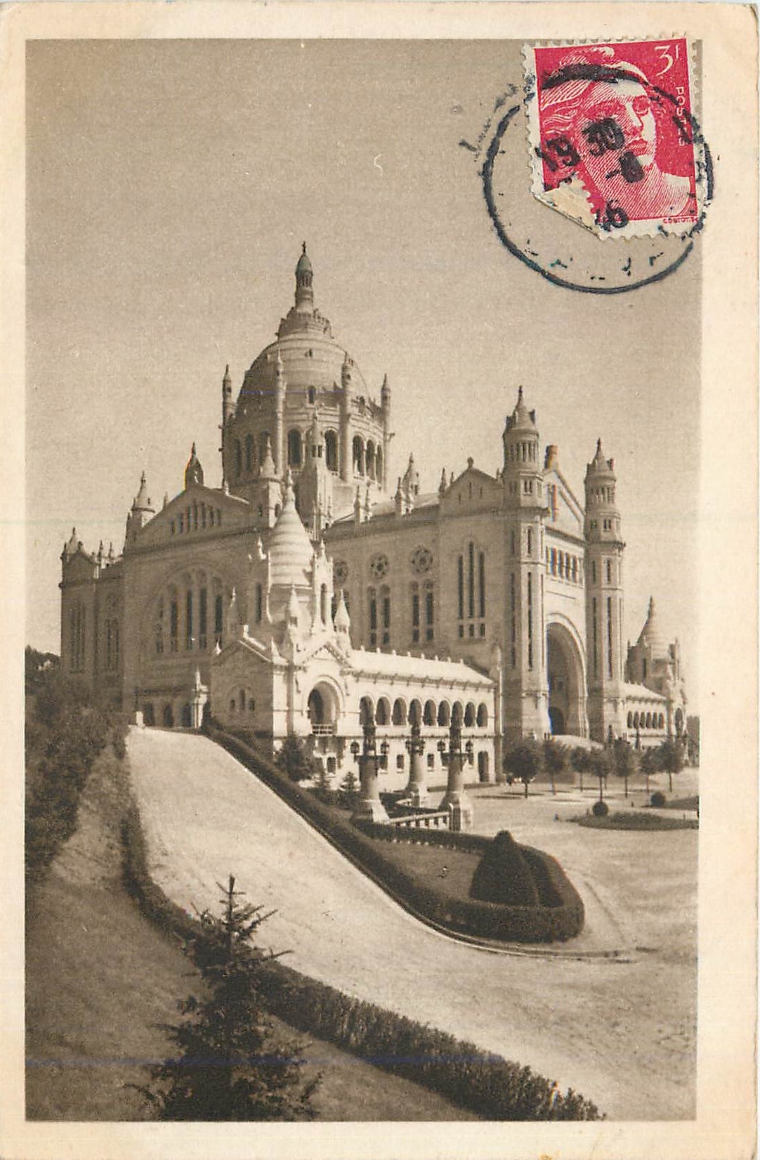La Basilique de Lisieux — Perspective de l'entrée du Parvis — éditeur BCL, n° 3 bis