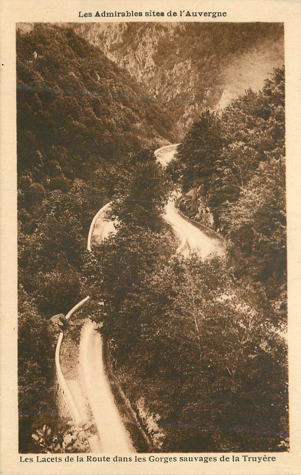 CPA Les Admirables Sites de l'Auvergne Les Lacets de la Route dans les Gorges Sauvages de la Truyere