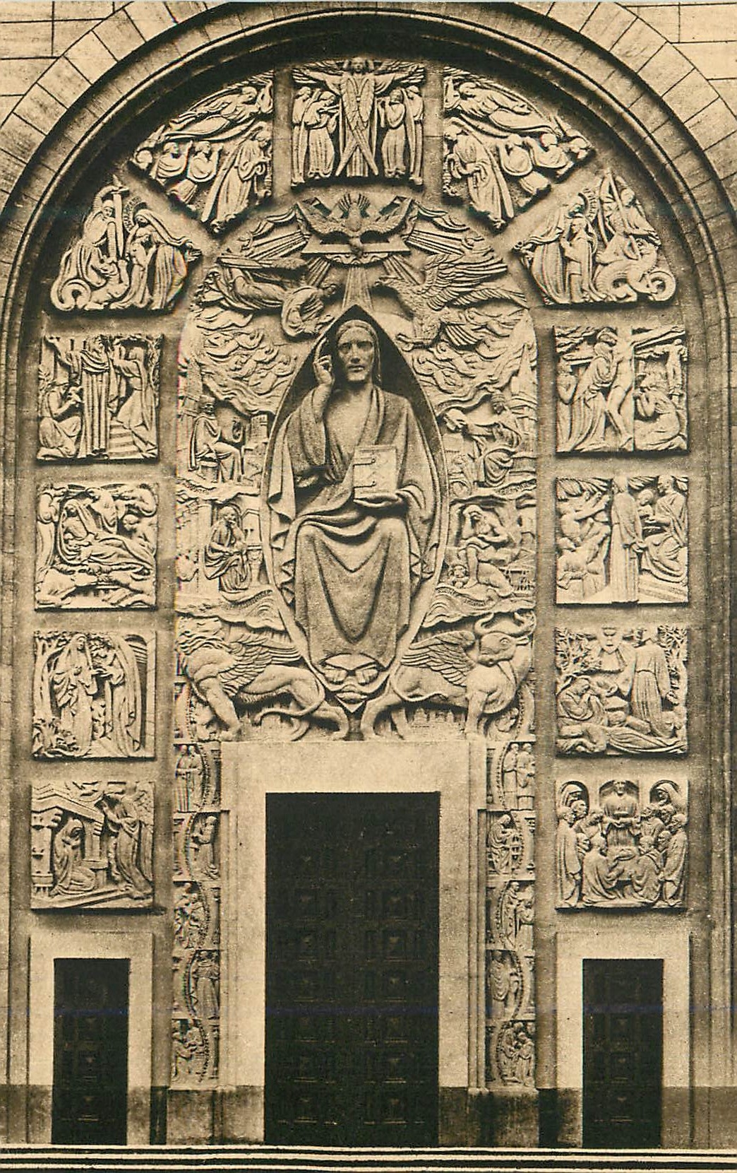 CPA Paris Eglise des Etudiants (Sacre Coeur) christ Enseignant (Sculpture de la Facade)