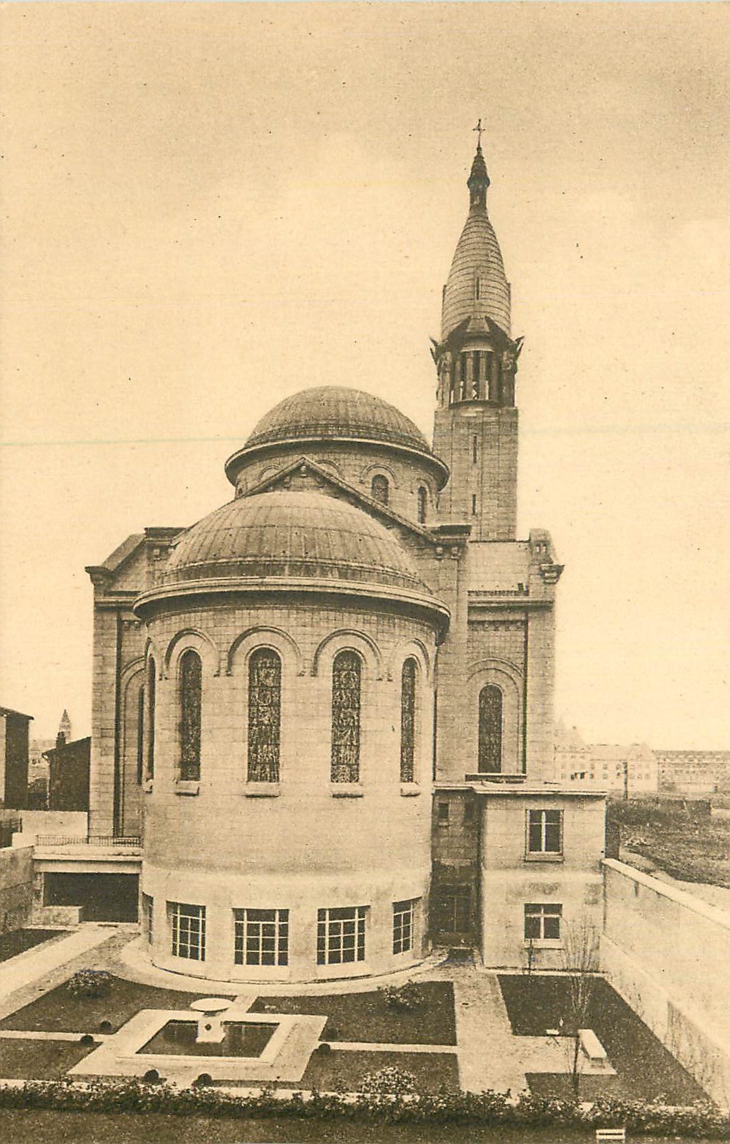 CPA Paris Eglise des Etudiants (Sacre Coeur) Abside et Jardin
