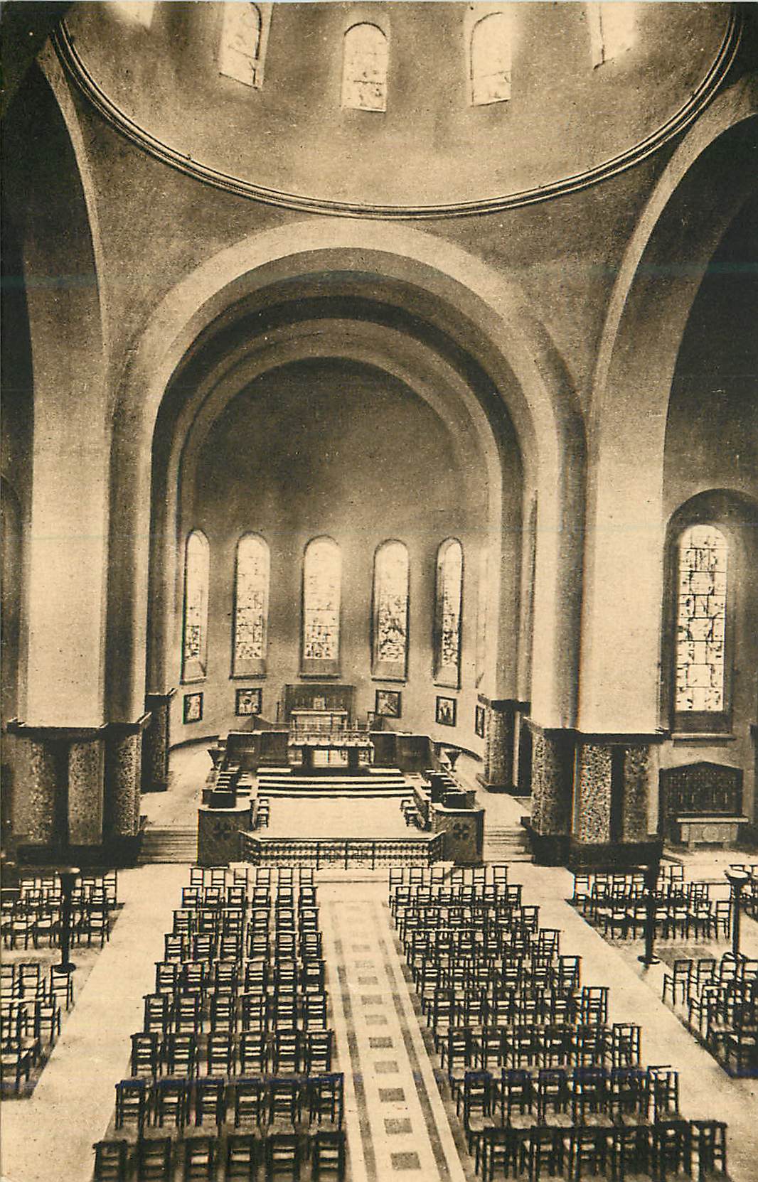 CPA Paris Eglise des Etudiants (Sacre Coeur) Ensemble de la Nef et du Choeur