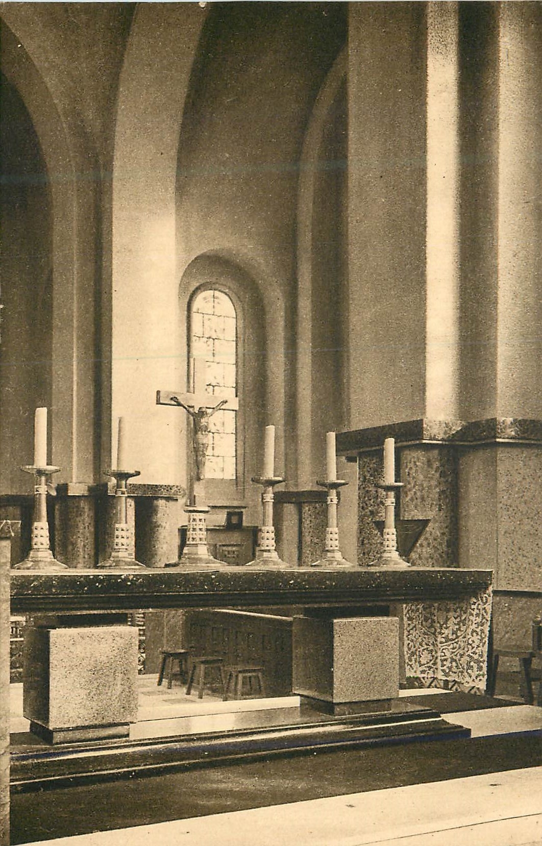 CPA Paris Eglise des Etudiants (Sacre Coeur) Maitre d''Autel face au Peuple
