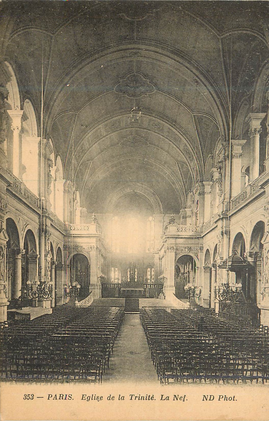 CPA Paris l'Eglise de la Trinite La Nef