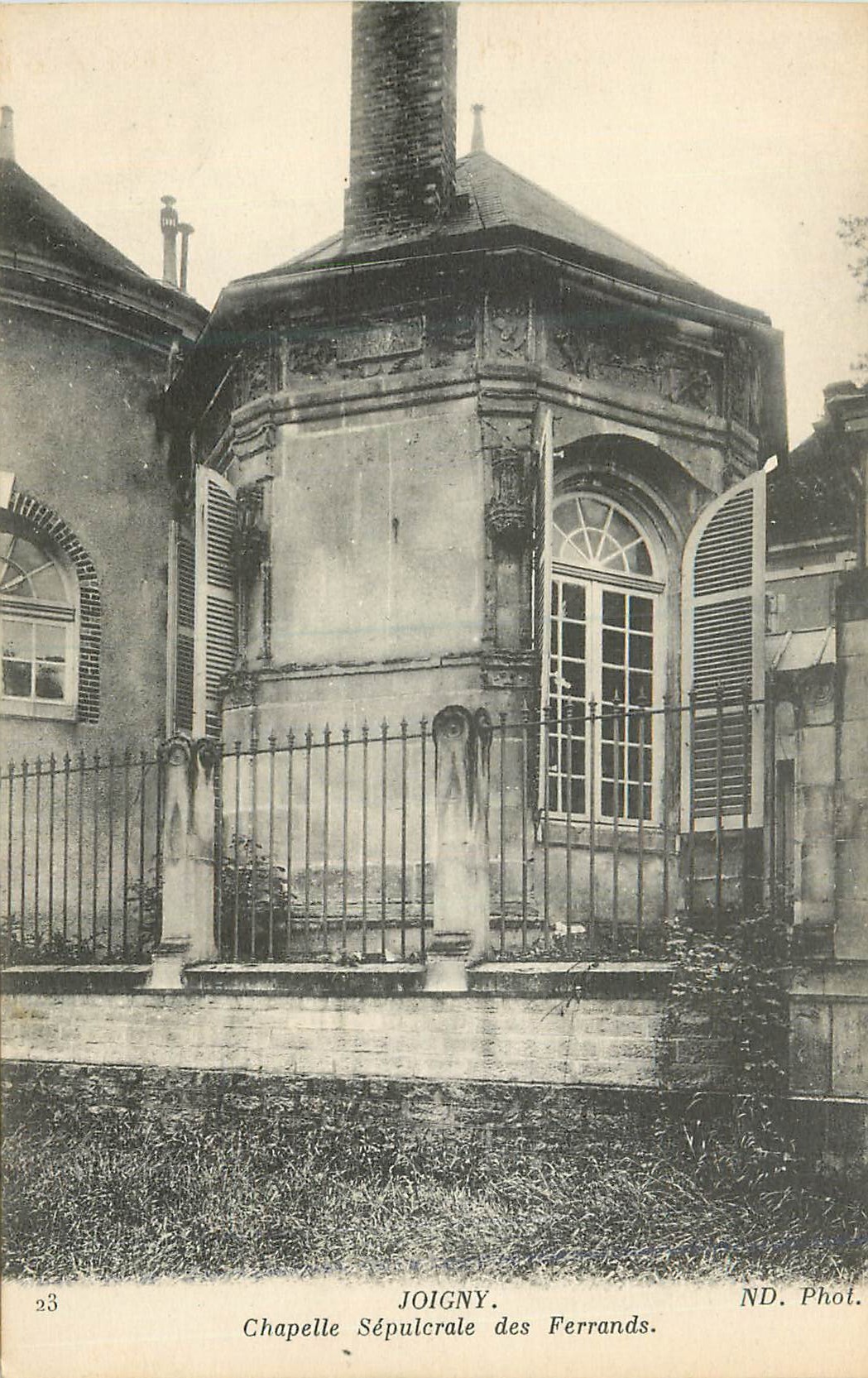 CPA Joigny Chapelle Sepulcrale des Ferrands