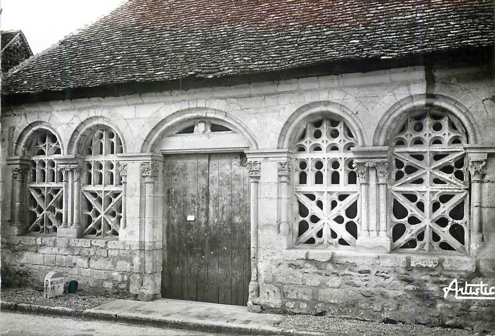 CPM Environs de Saint Sauveur en Puisaye (Yonne) Moutiers Portail de l'Eglise (Style Romain)