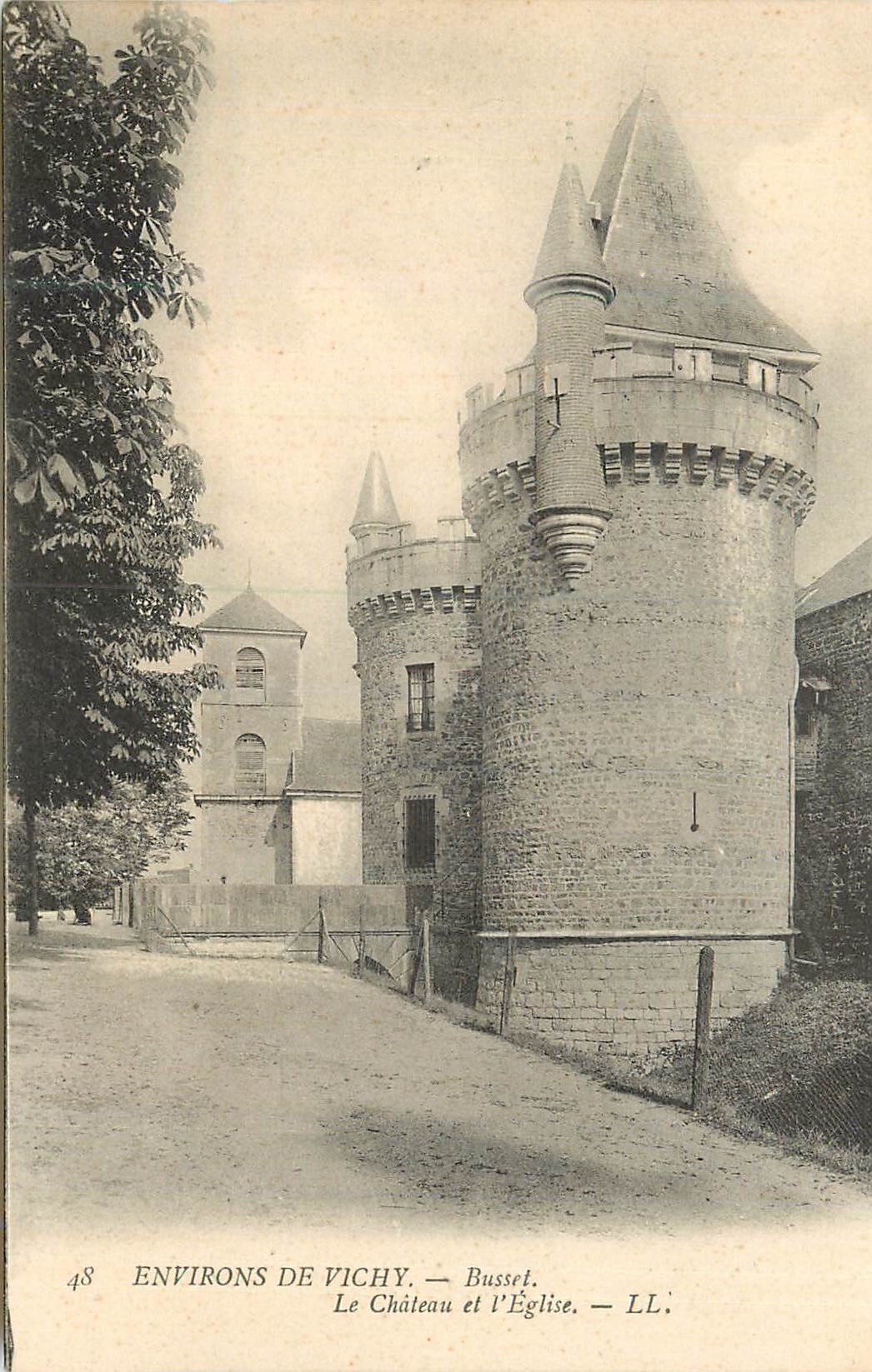 CPA Environ de Vichy Busset Le Chateau et l'Eglise LL