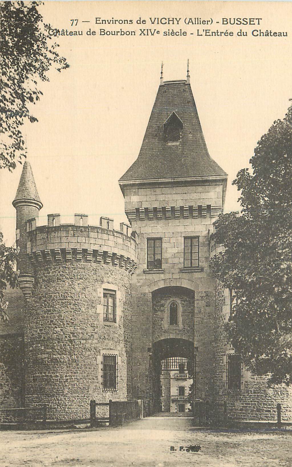 CPA Environ de Vichy (Allier) Busset Chateau de Bourbon XIVe Siecle L'Entree du Chateau