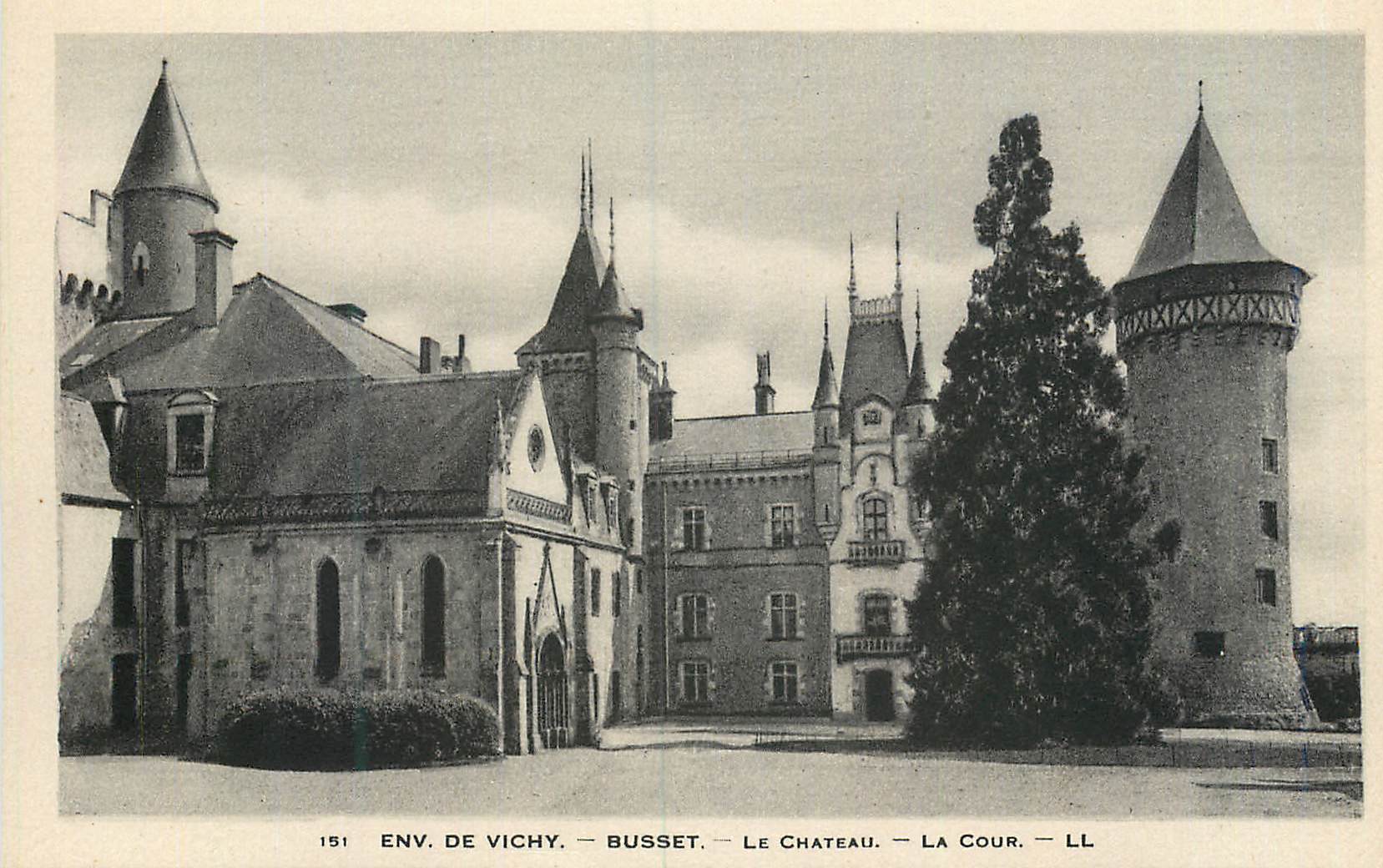 CPA Env de Vichy Busset Le Chateau La Cour LL