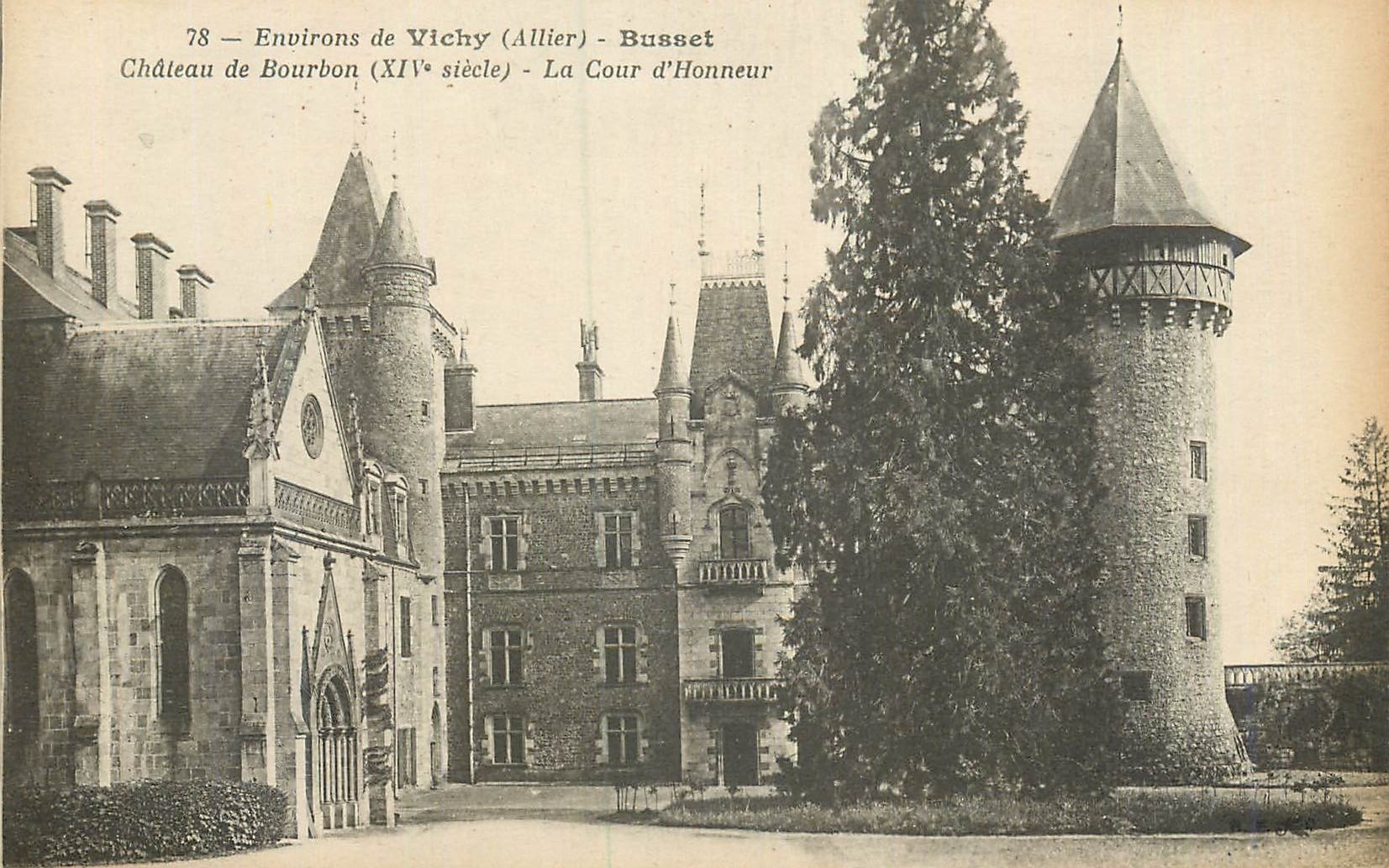 CPA Environ de Vichy (Allier) Busset Chateau de Bourbon (XIVe Siecle) La Cour d'Honneur
