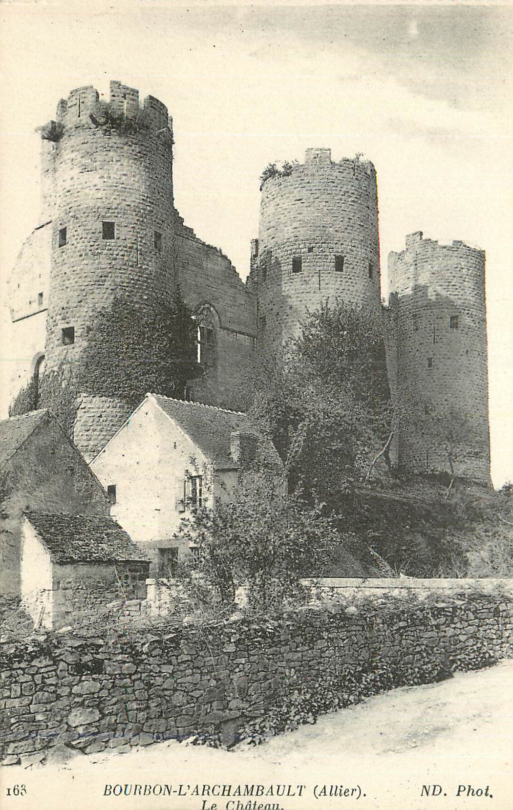 CPA Environ L'Archambault (Allier) Le Chateau