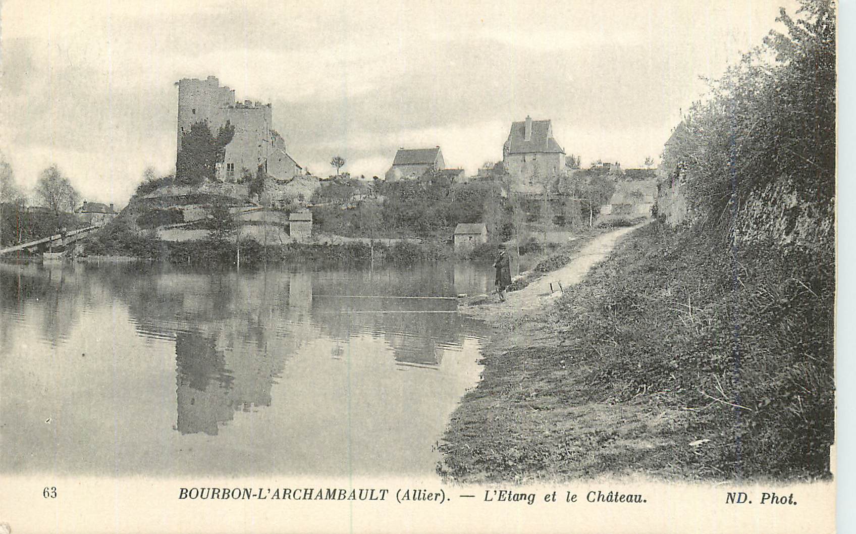 CPA Environ L'Archambault (Allier) l'Etang et Le Chateau