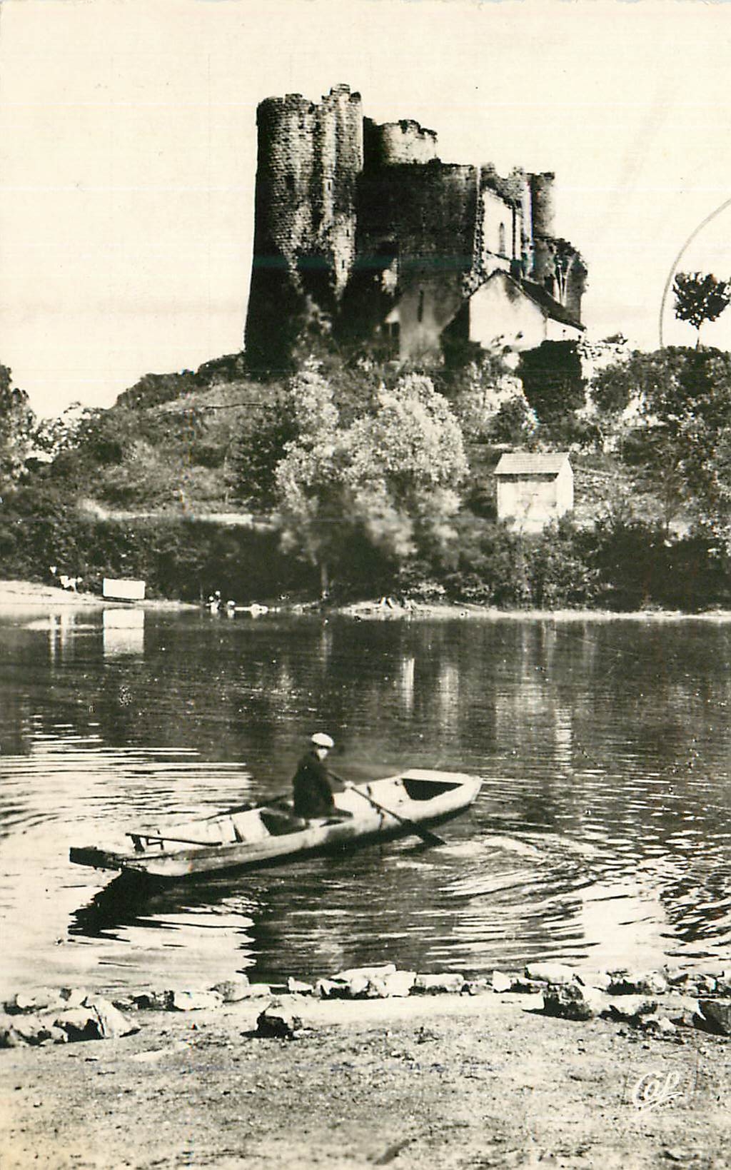 CPM Bourbon l'Archambault Le Chateau vue de L'Etang