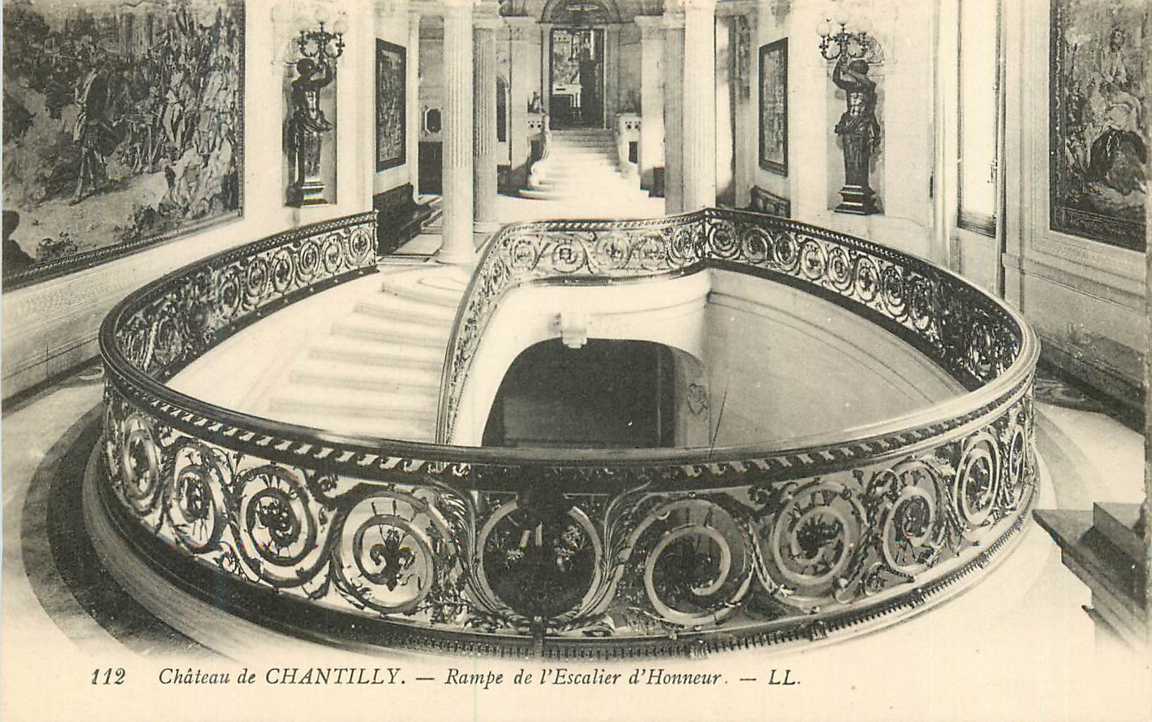 CPA Chateau de Chantilly Rampe de l'Escalier d'Honneur
