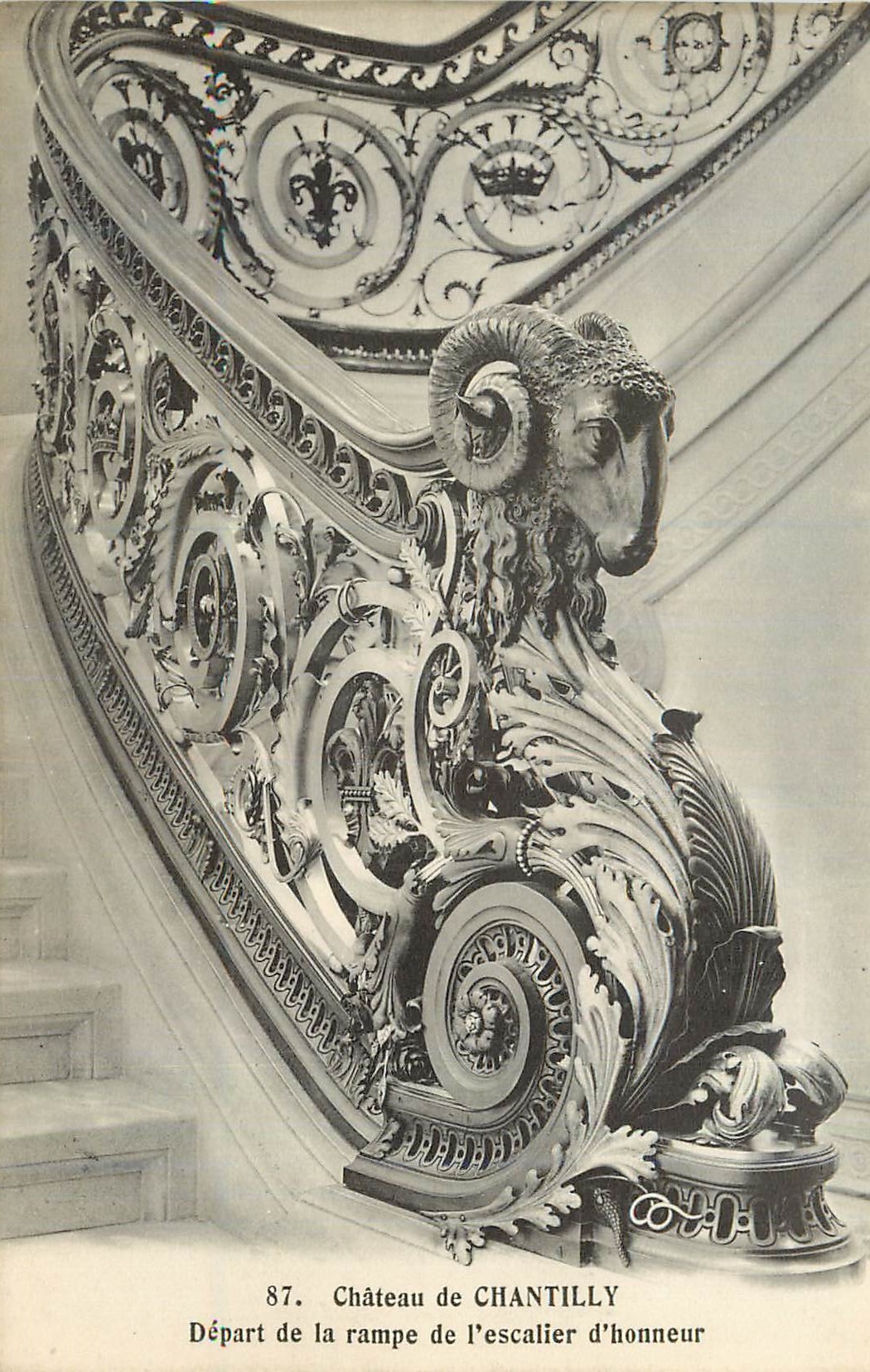 CPA Chateau de Chantilly Depart de la Rampe de l'Escalier d'Honneur