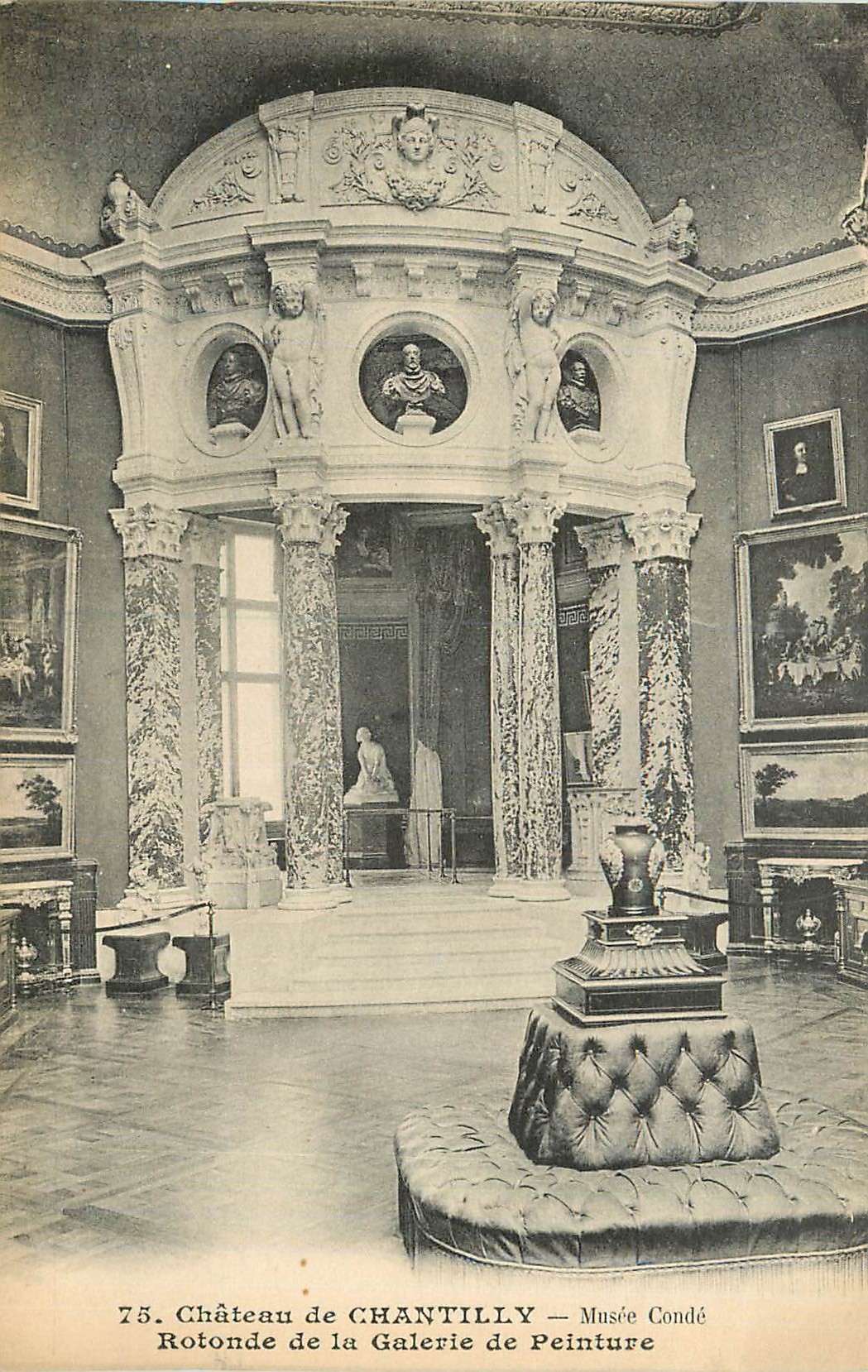CPA Chateau de Chantilly Musee Conde Rotonde de la Galerie de Peinture