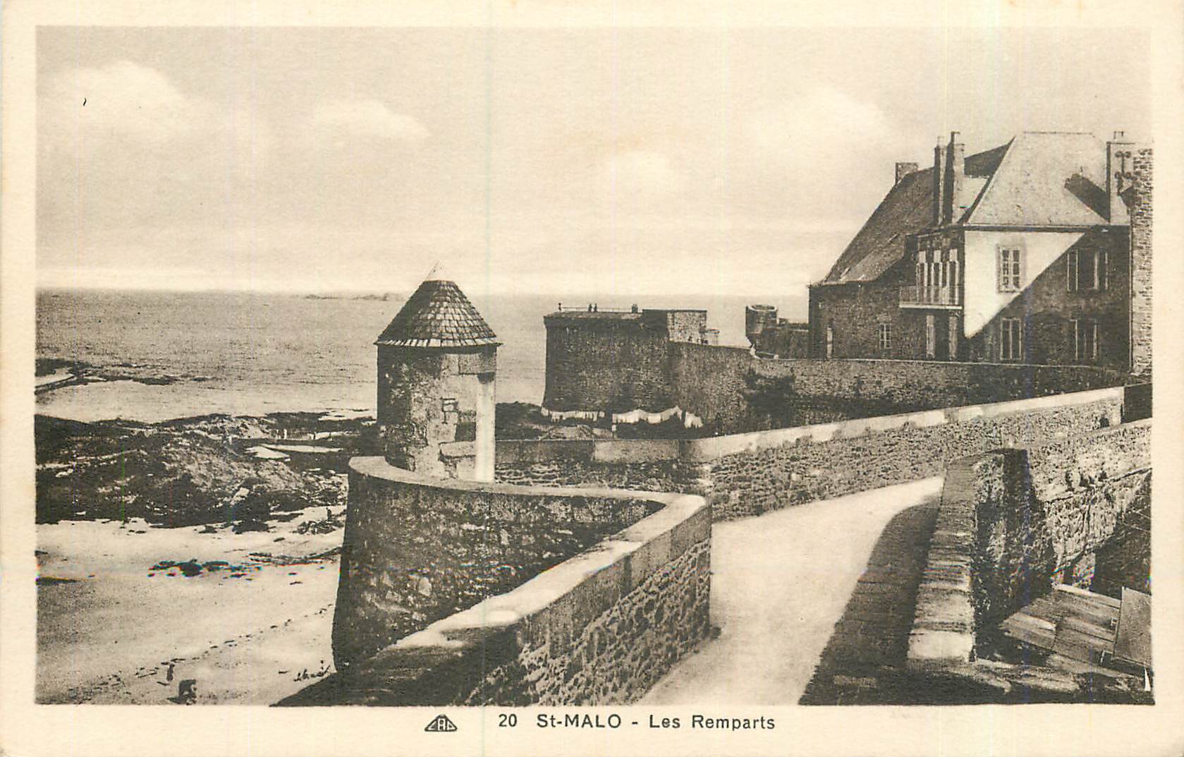 St-Malo - Les Remparts — vue des fortifications côtières avec tour et maison