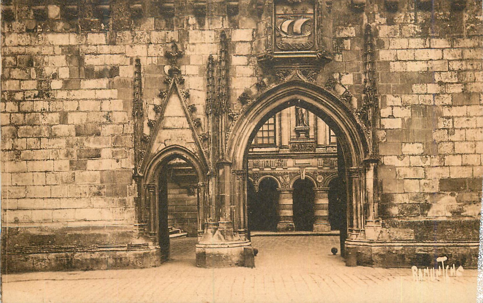 CPA La Rochelle Portes de la Cour de l'Hotel de Ville