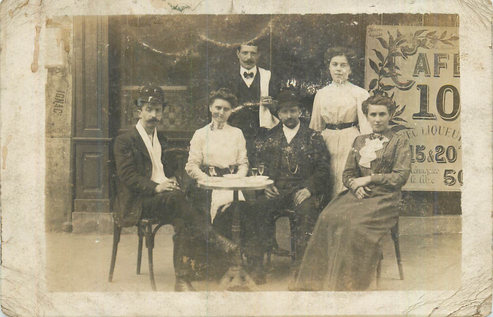 Groupe de personnes devant un café — Société des "Joduris" — éditeur "AS DE TREFLE"