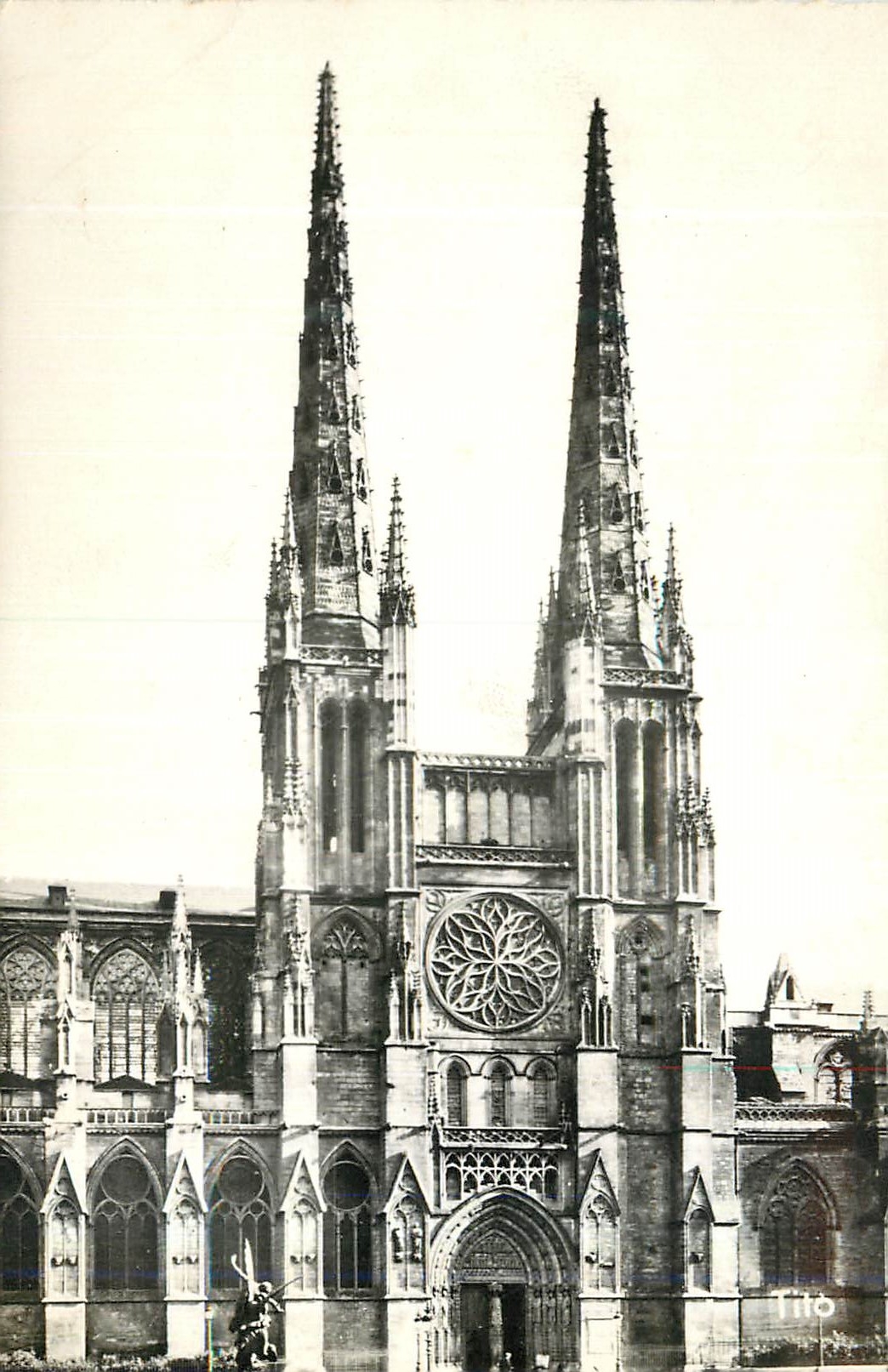 CPM Bordeaux Les Fleches de la Cathedrale Saint Andre