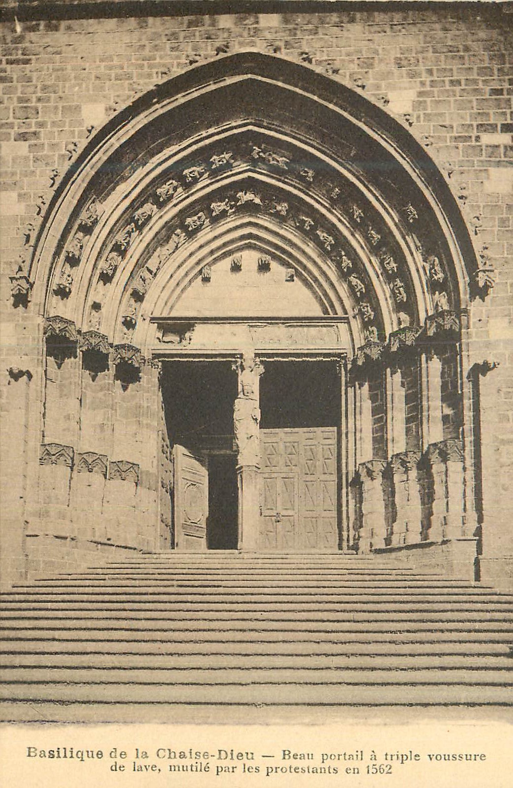 Basilique de la Chaise-Dieu — Beau portail à triple voussure mutilé par les protestants en 1562