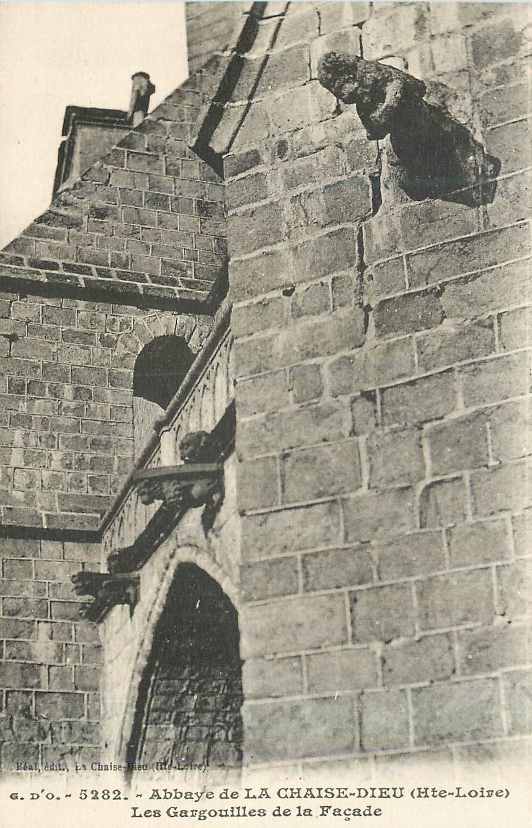 CPA L'Abbaye de la Chaise Dieu (Hte Loire) Les Gargouilles de la Facade